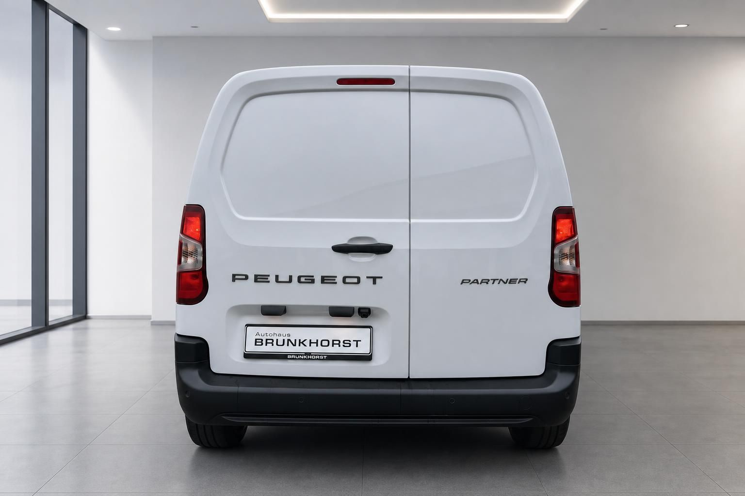 Peugeot Partner weiß, Heckansicht mit Rückleuchten im Autohaus Brunkhorst