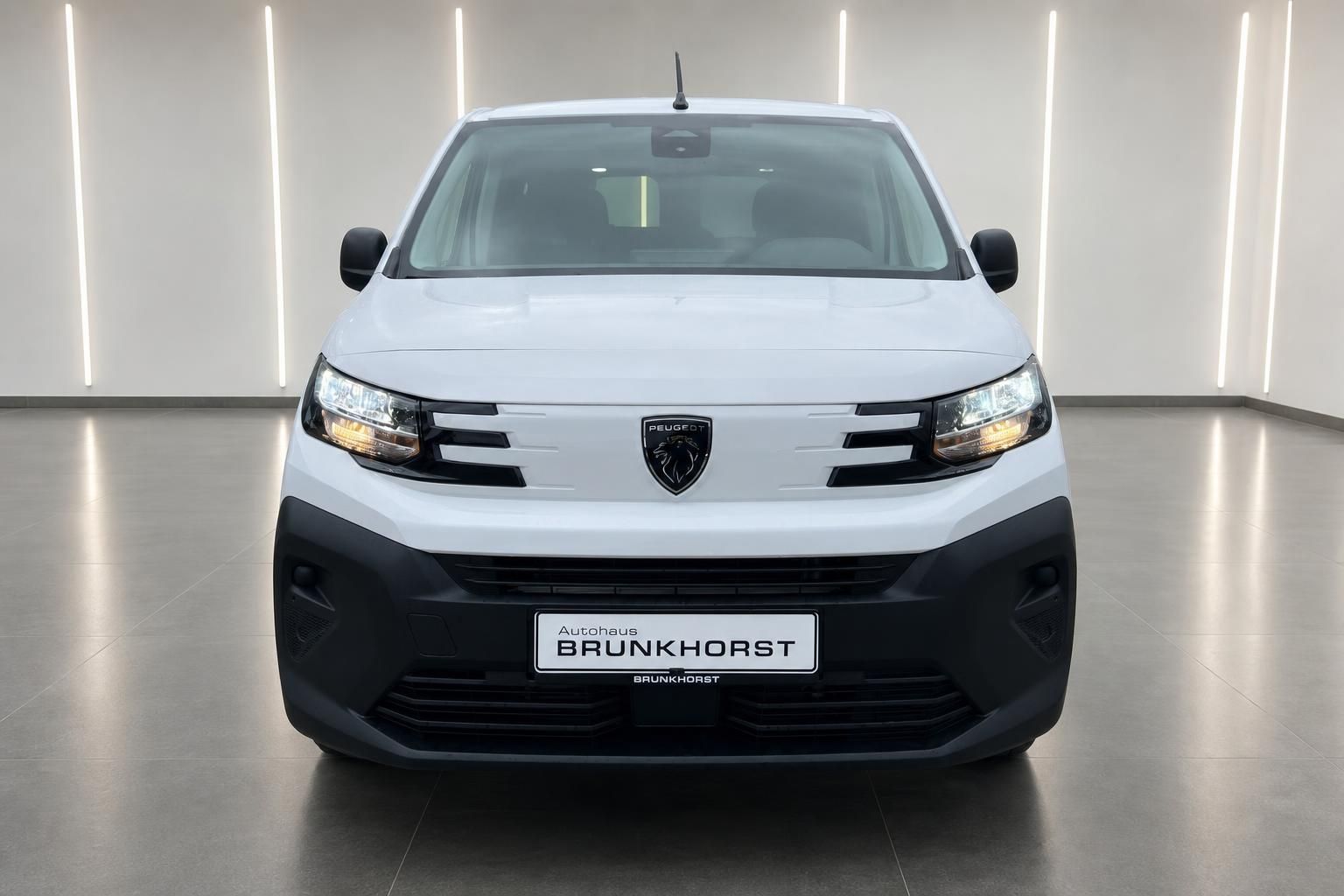Peugeot Partner Kastenwagen weiß, Frontansicht im Autohaus Brunkhorst