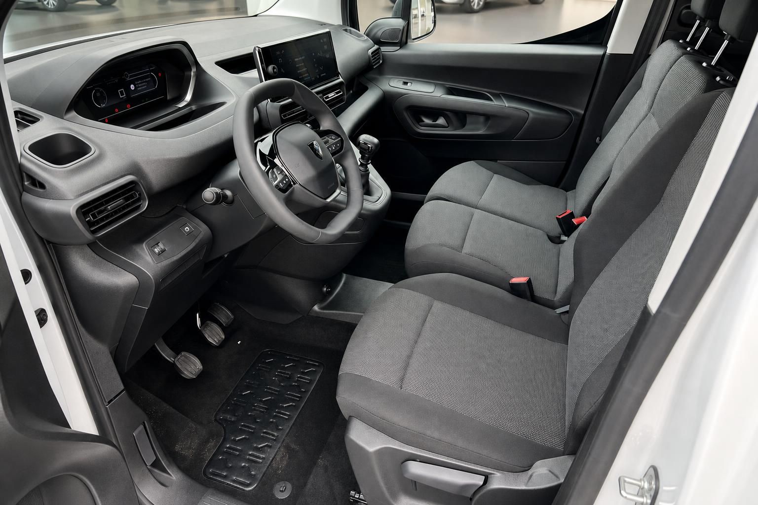 Peugeot Partner Innenraum, Cockpit und Vordersitze im Detail