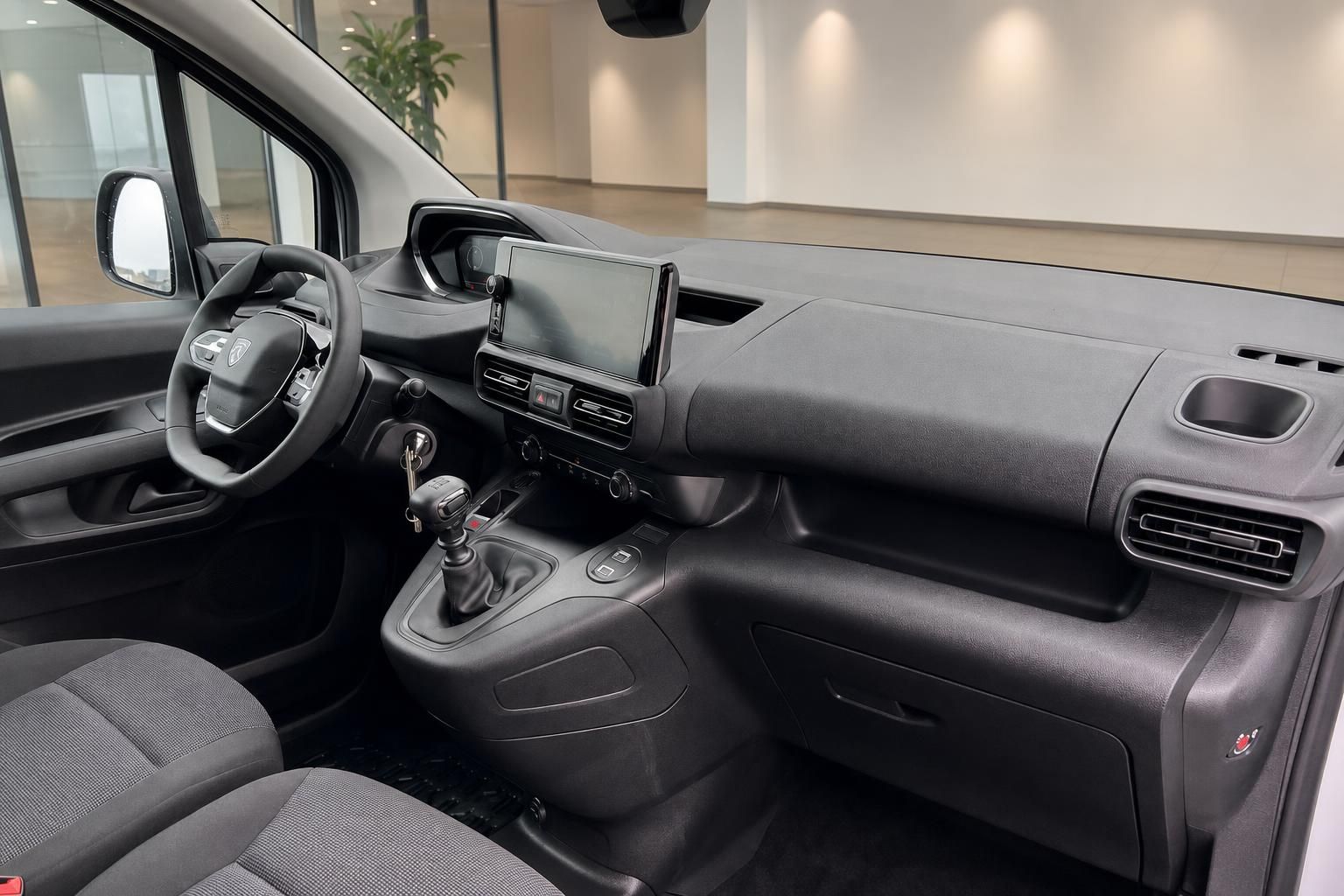 Peugeot Partner Armaturenbrett mit Touchscreen und Schaltung