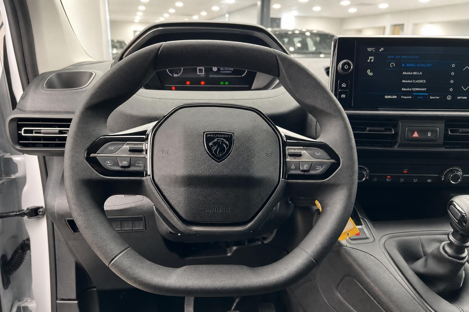 Peugeot Lenkrad mit Multifunktionstasten und Digitalcockpit im Innenraum