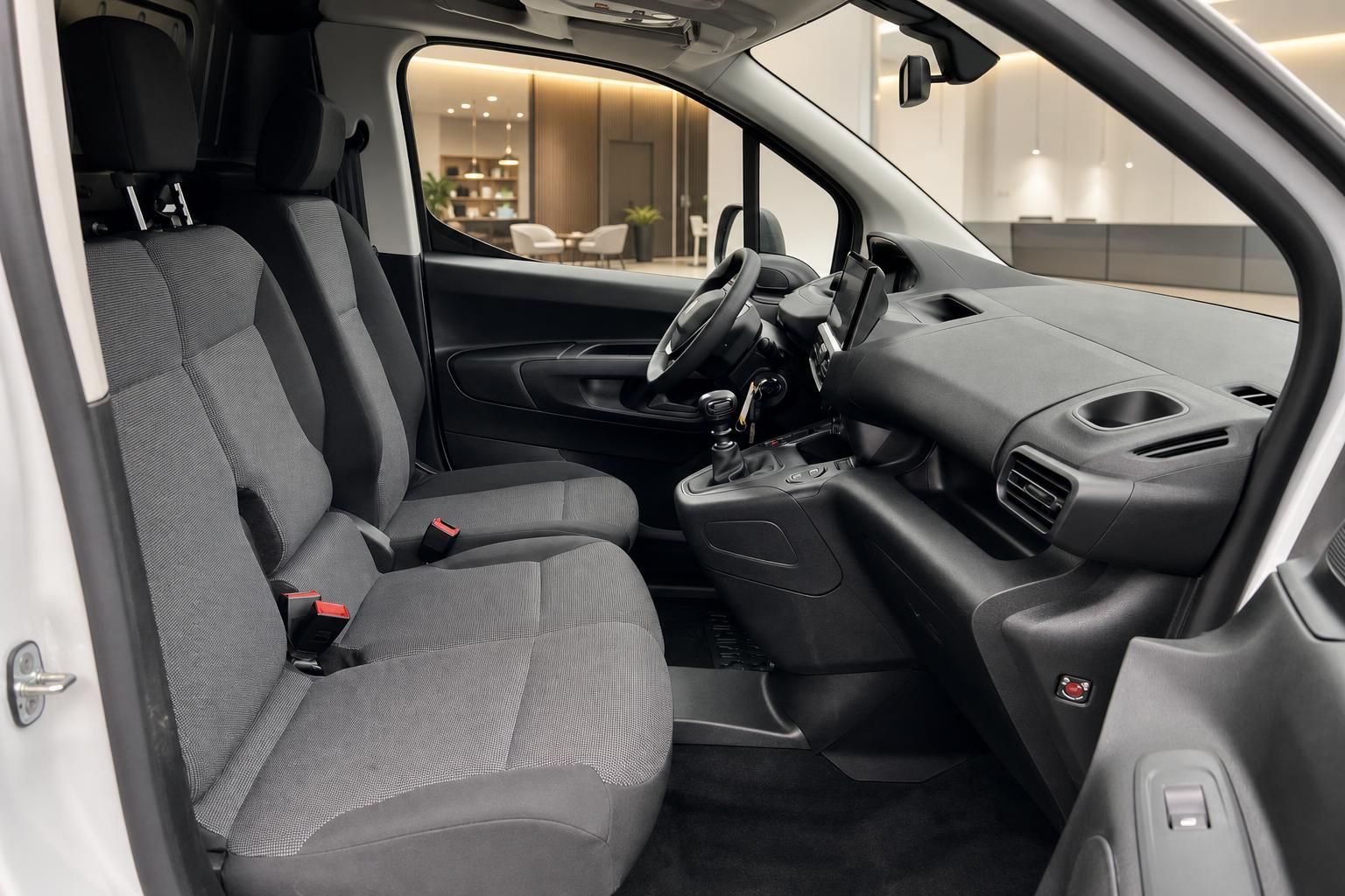 Vorderer Innenraum eines Peugeot mit Sitzen, Armaturenbrett und Schaltung