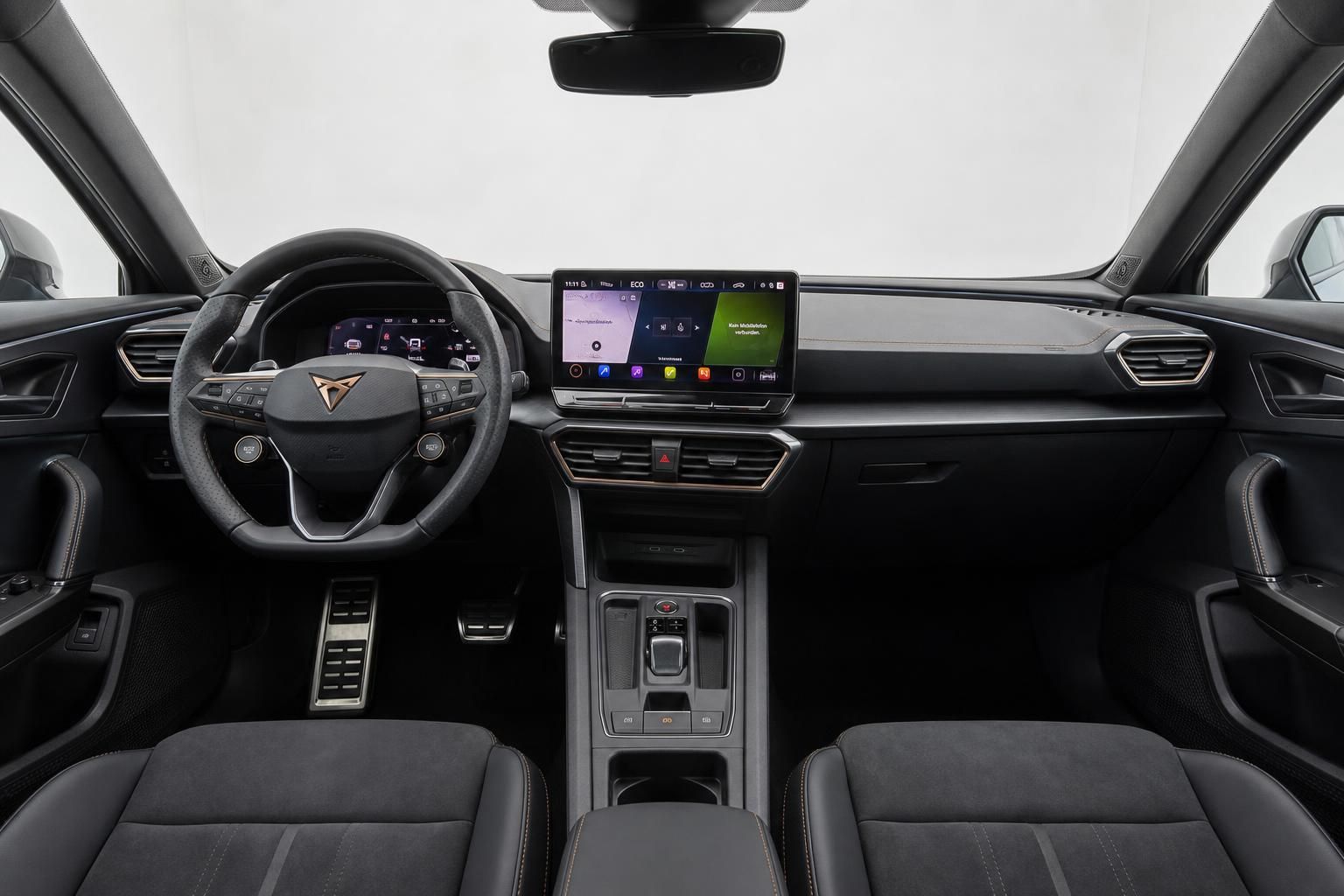 Cupra Formentor Innenraum mit Cockpit, Lenkrad und Infotainment-Display