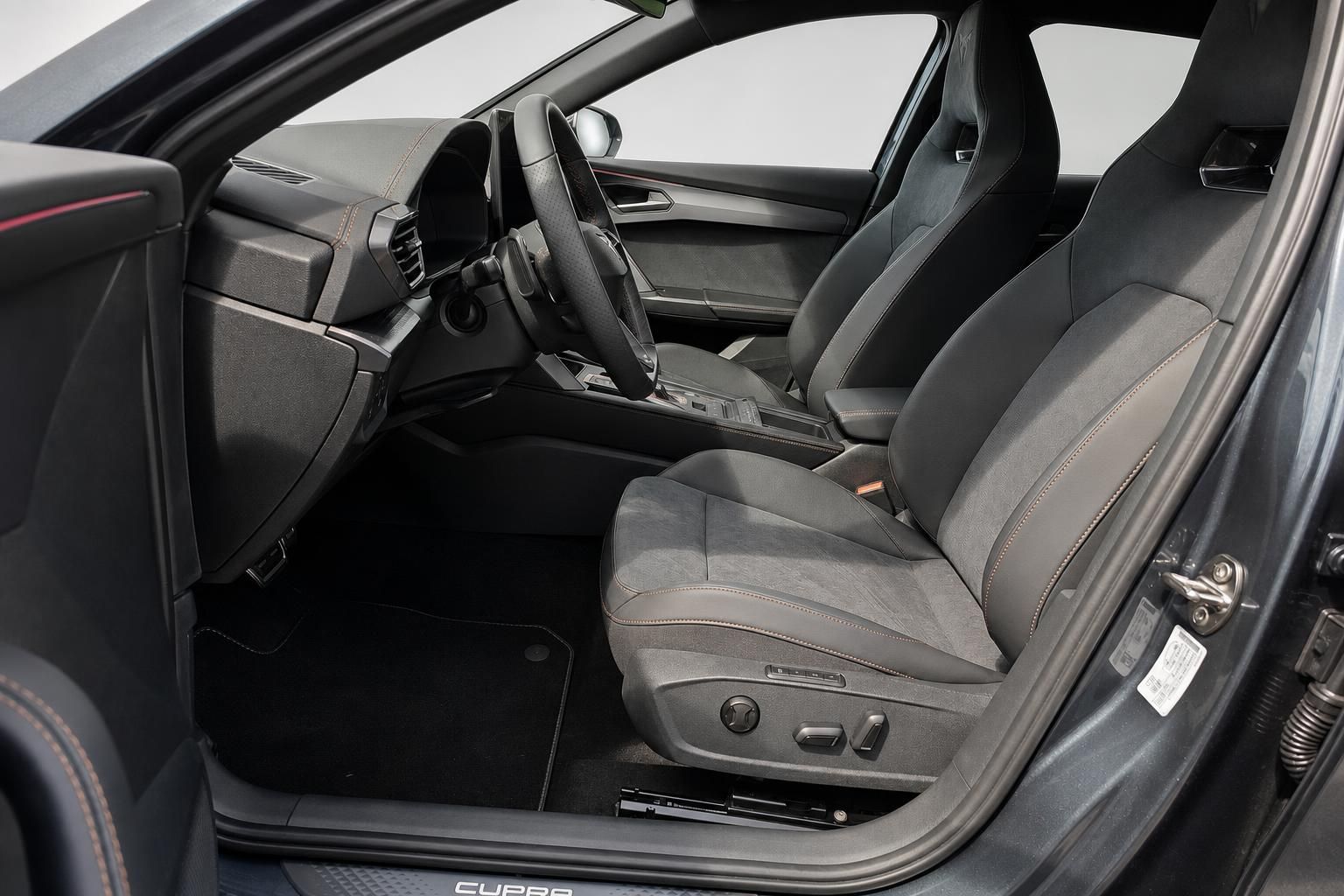 Cupra Innenraum mit Sportsitzen in Schwarz und Alcantara, Fahrerseite