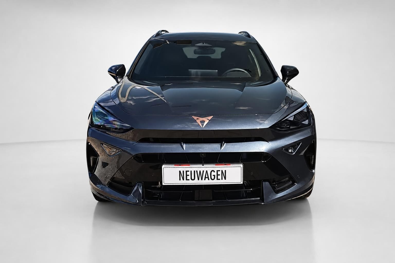 Cupra Formentor Frontansicht mit Kennzeichenhalter Neuwagen im Studio