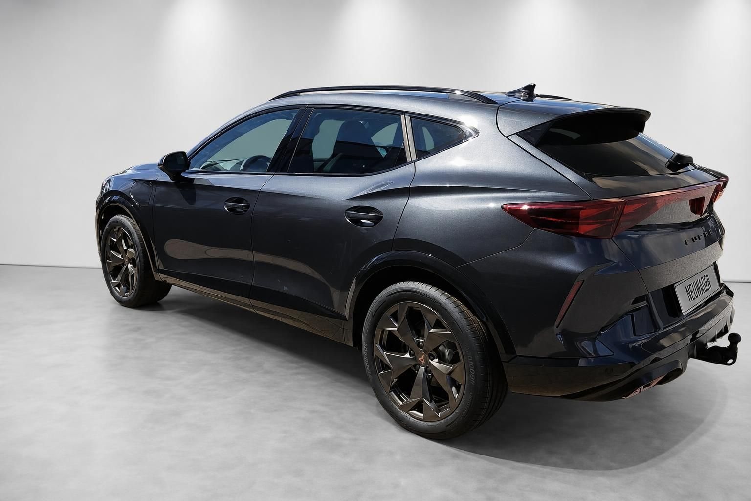 Cupra Formentor in Grau, Heckansicht mit Anhaengerkupplung im Studio