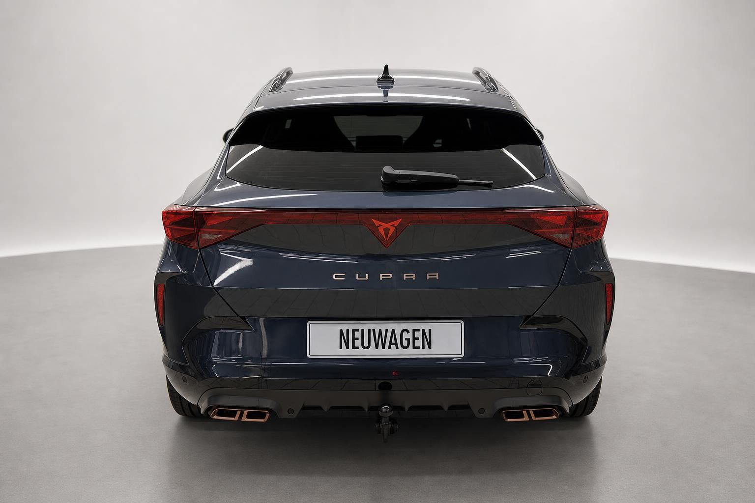 Cupra Heckansicht mit Neuwagen-Kennzeichen und Doppelendrohr Design