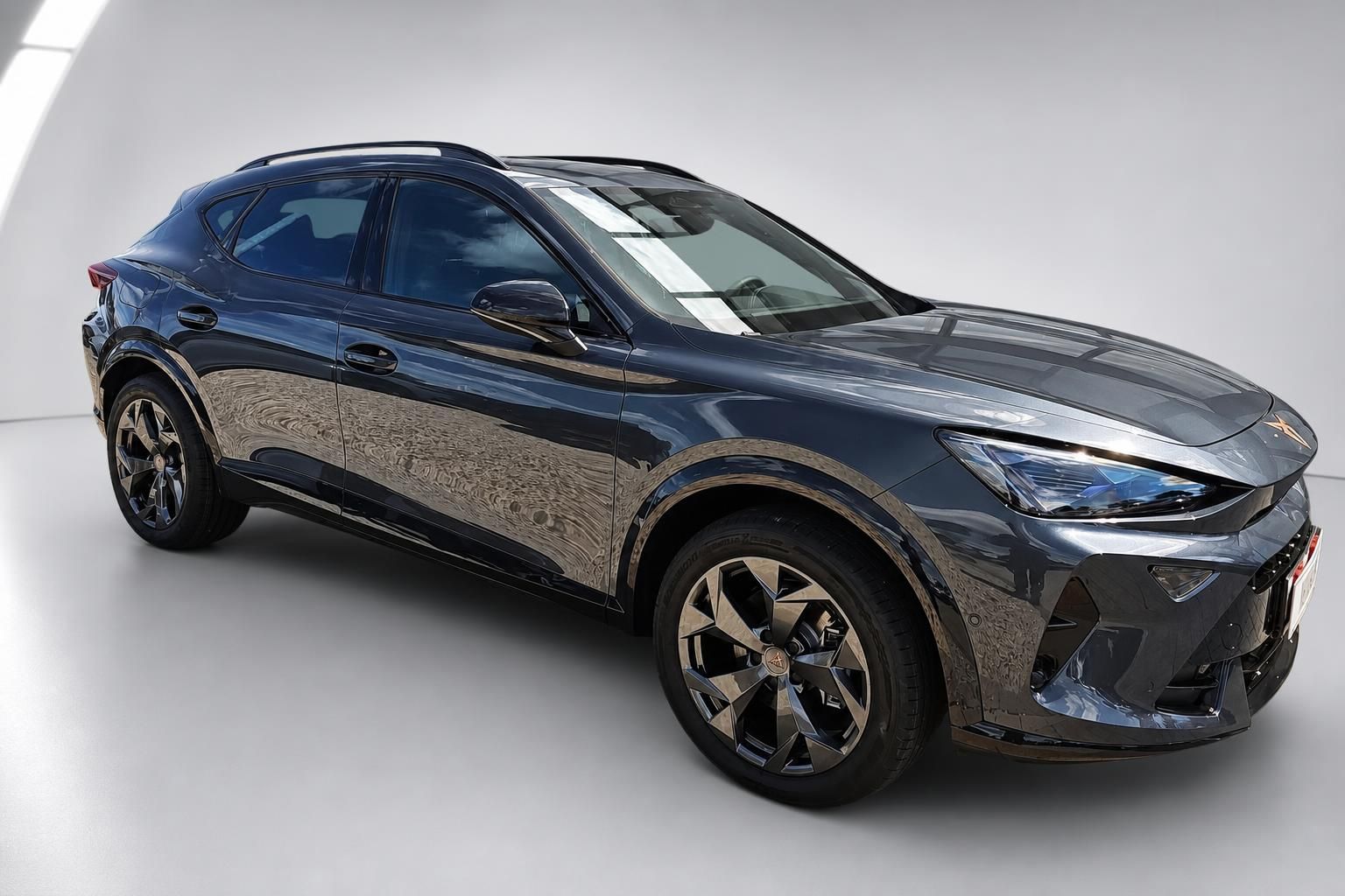 Cupra Formentor Frontansicht schraeg, dunkelgrau metallic im Studio
