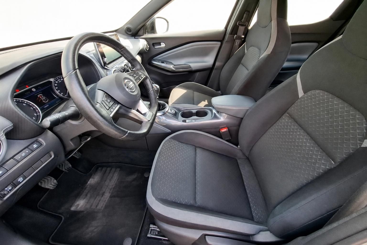 Nissan Innenraum Detailansicht Fahrersitz und Armaturenbrett mit Lenkrad