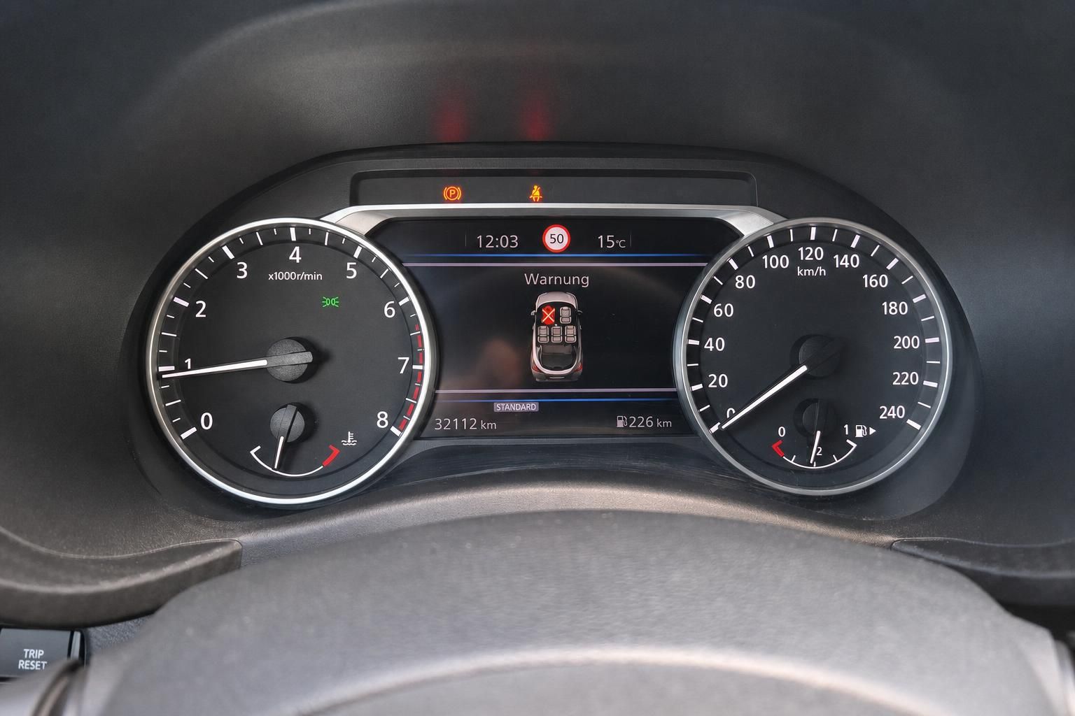 Kombiinstrument mit Tacho, Drehzahlmesser und Warnanzeige im Nissan Cockpit
