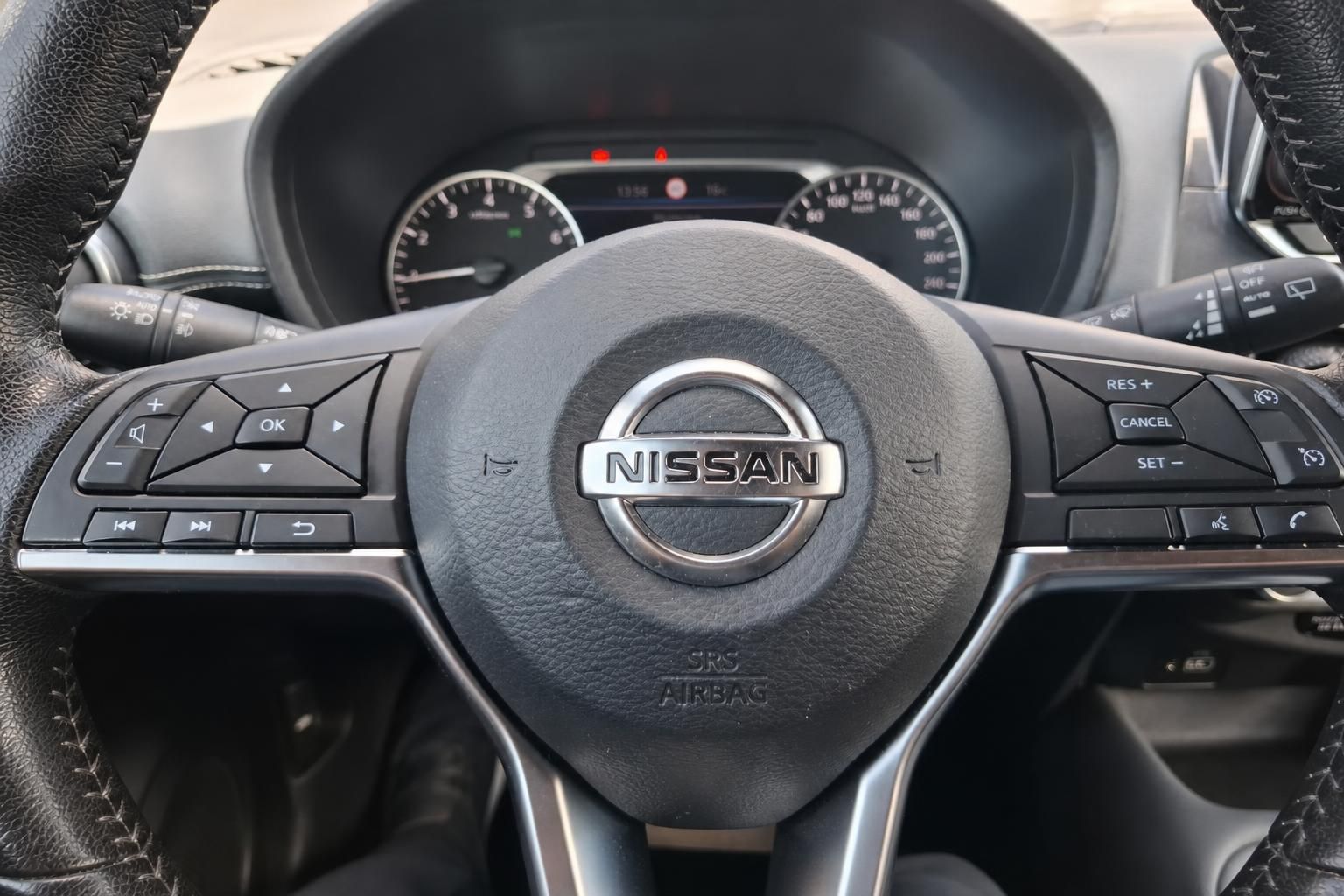 Nissan Lenkrad mit Multifunktionstasten und Airbag-Logo im Detail