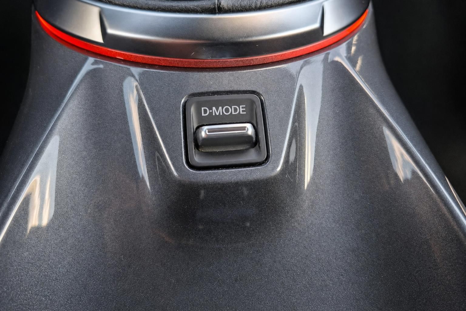 Nahaufnahme D-Mode Schalter am Mittelkonsolen-Interieur des Fahrzeugs