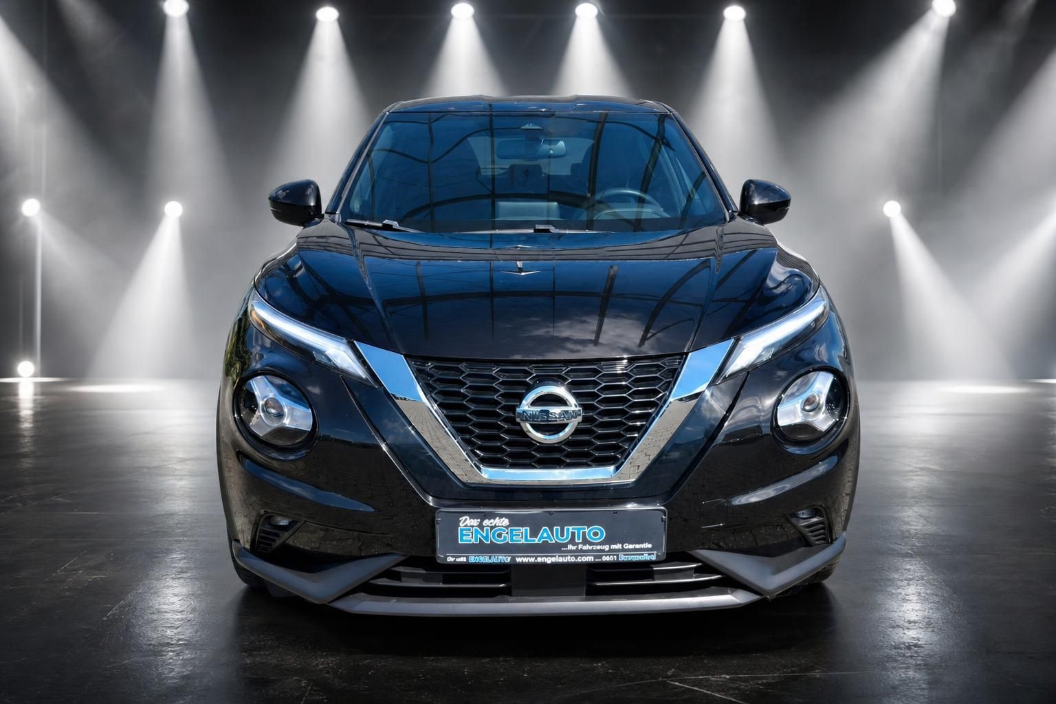 Nissan Juke schwarz Frontansicht mit Kennzeichenhalter Engelauto