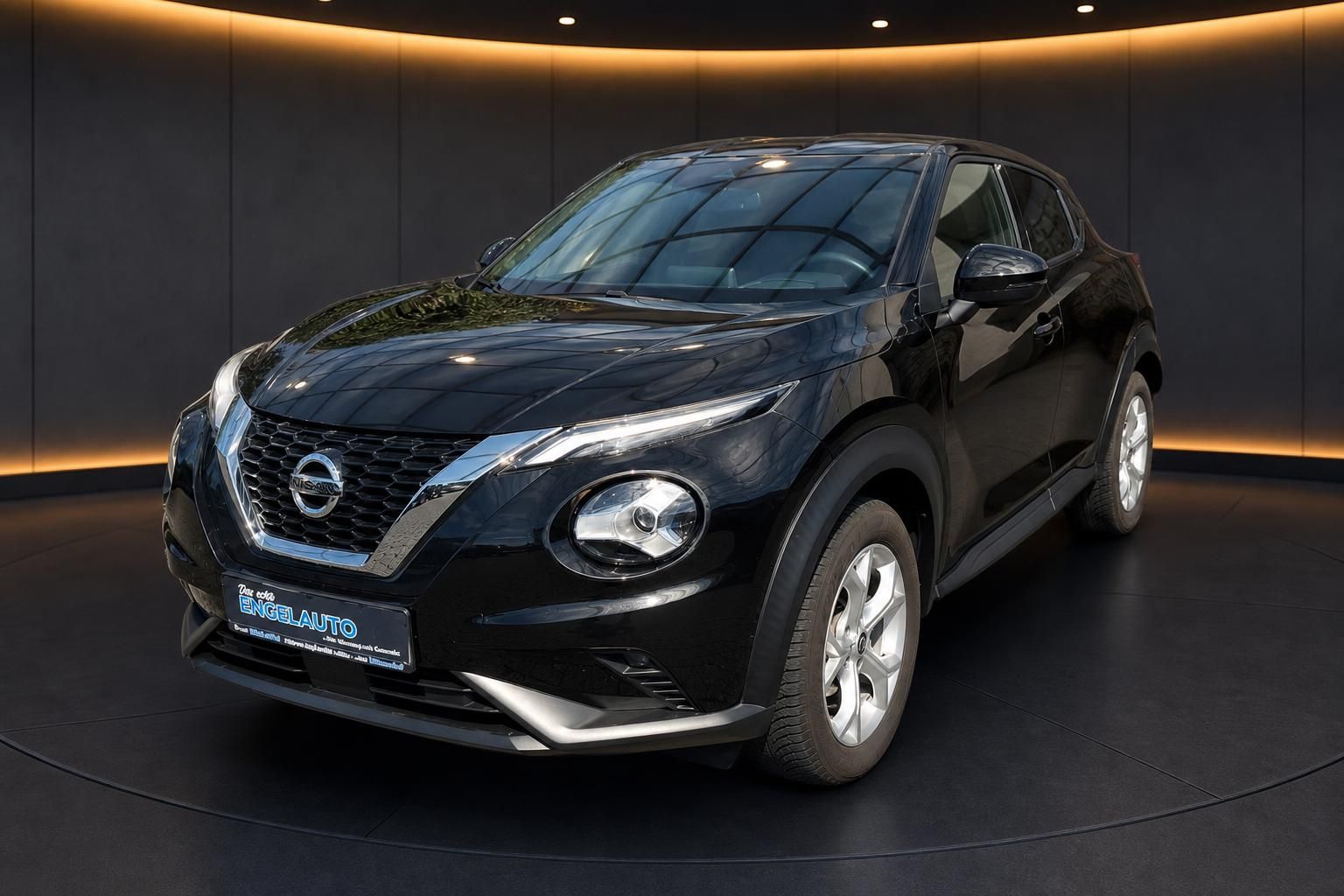 Nissan Juke schwarz Frontansicht auf Drehbuehne im Autohaus