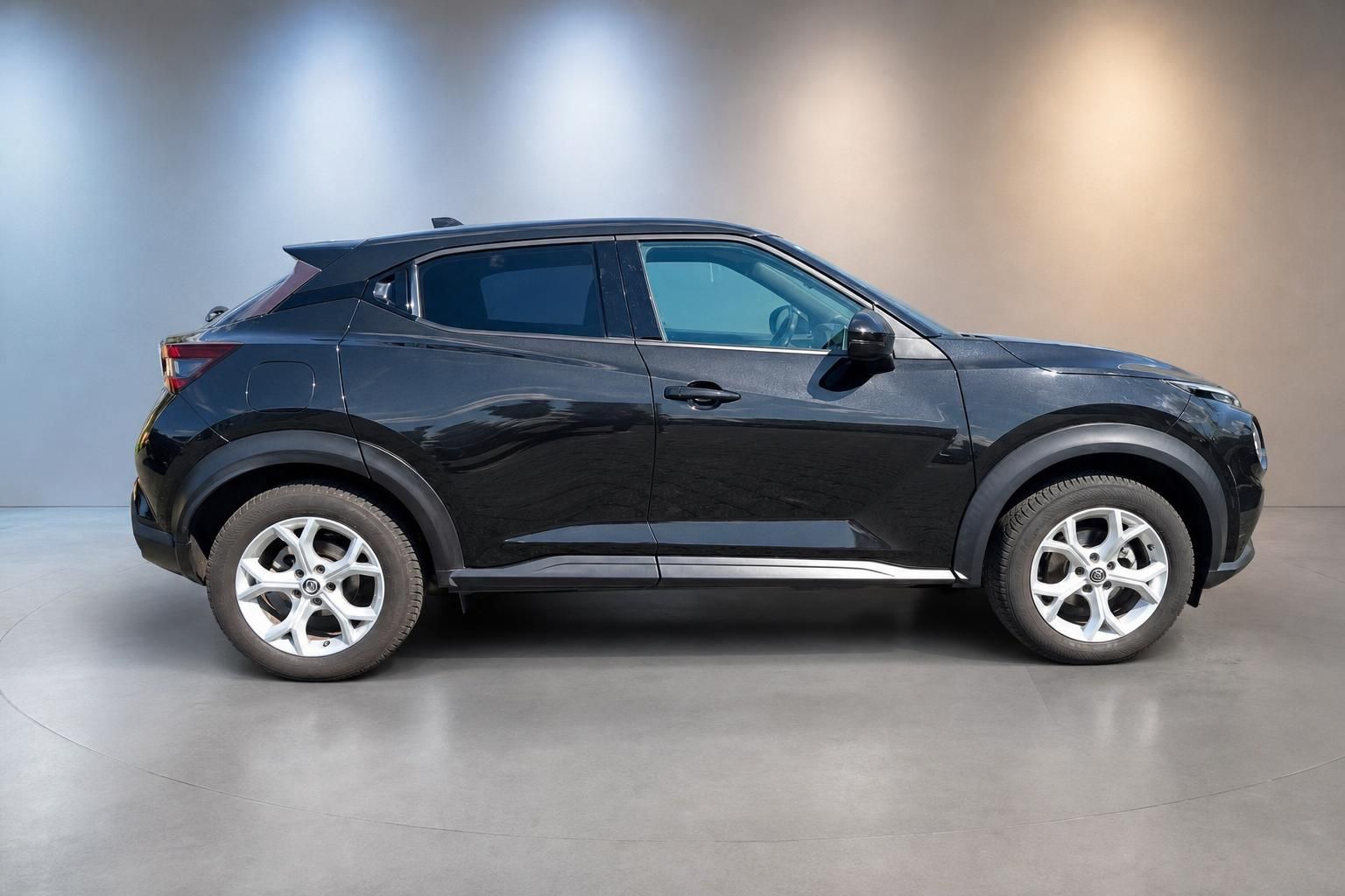 Nissan Juke schwarz Seitenansicht im Studio