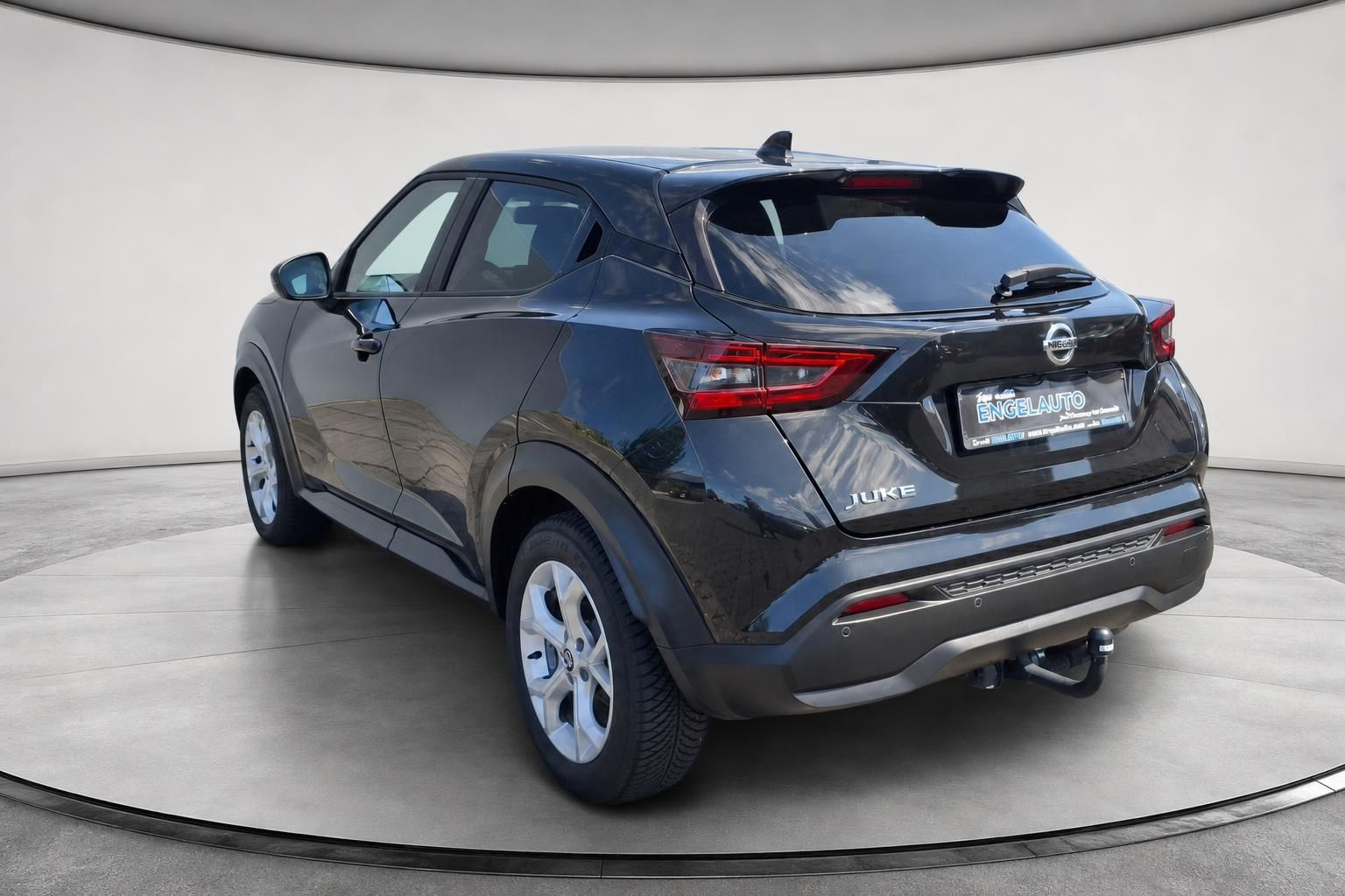 Nissan Juke schwarz, Heckansicht schraeg mit Anhaengerkupplung im Studio
