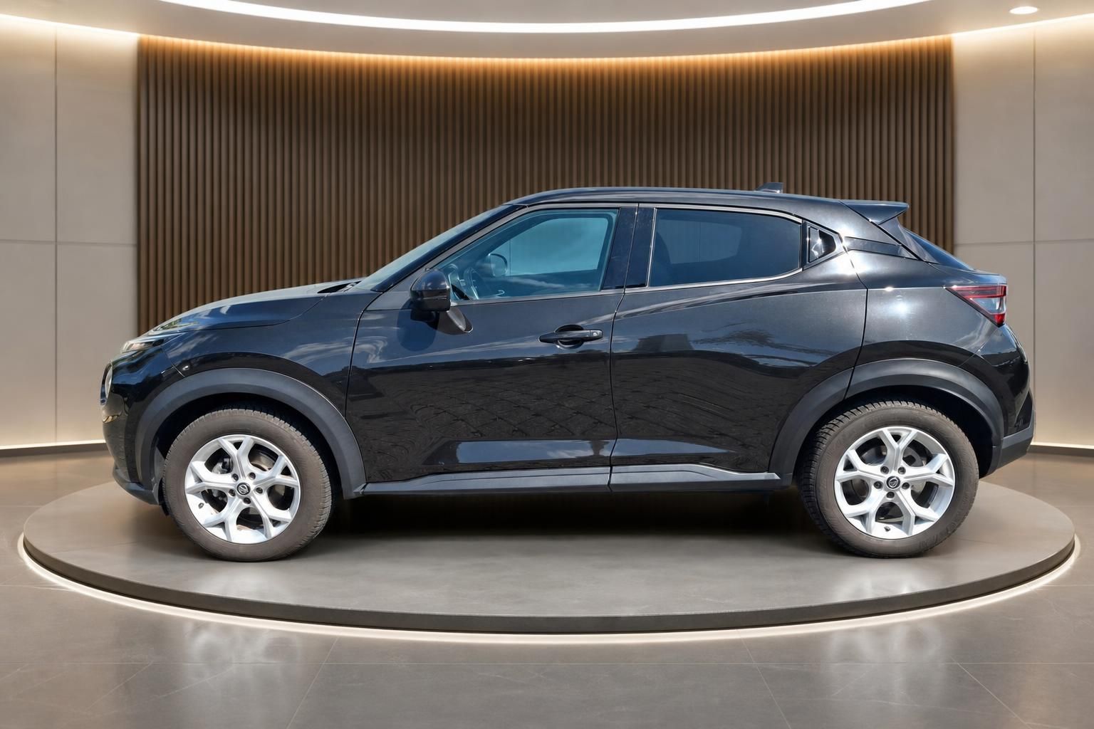 Nissan Juke schwarz, Seitenansicht mit Leichtmetallfelgen im Showroom