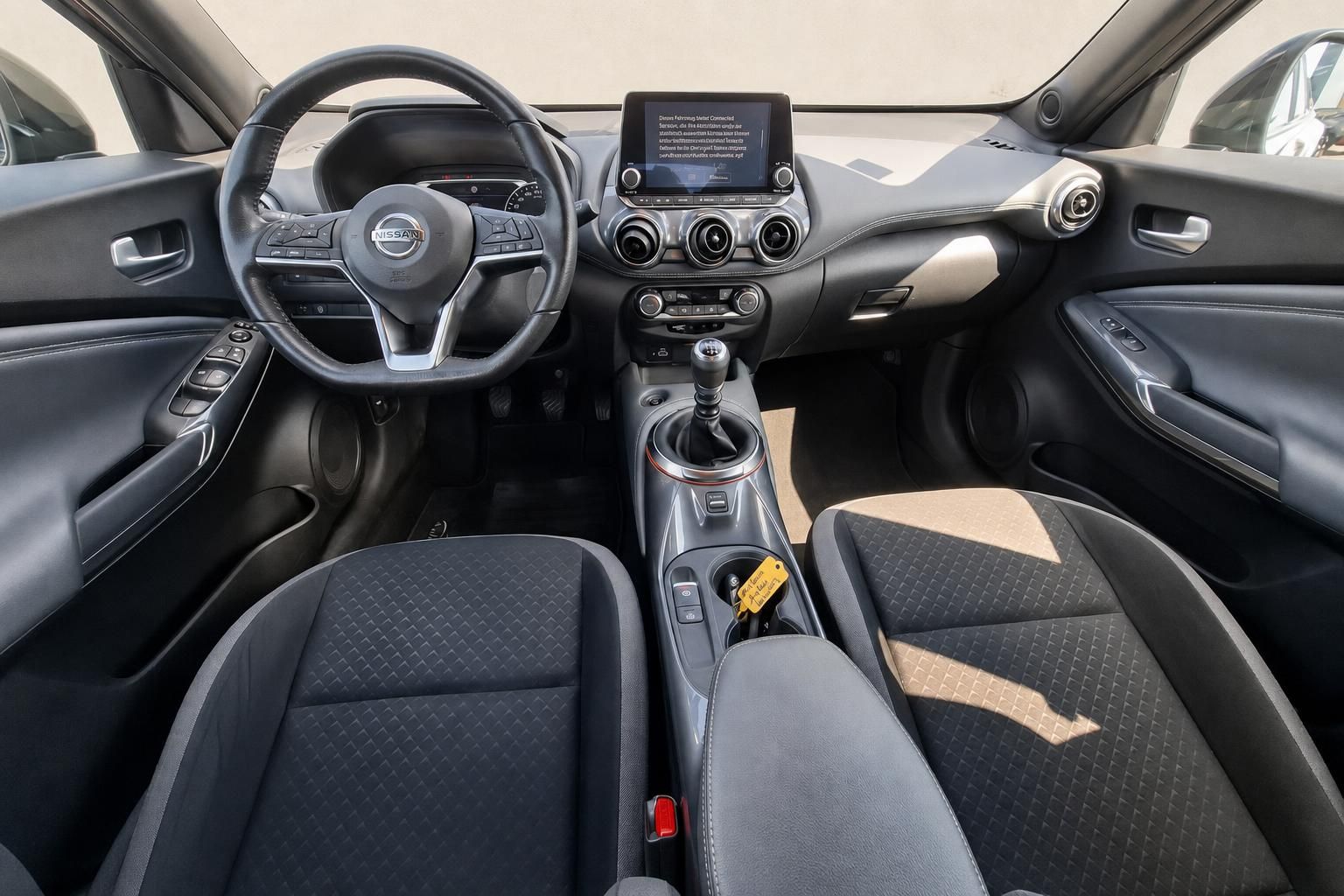 Nissan Juke Innenraum mit Cockpit, Lenkrad und Sitzen in Schwarz-Beige