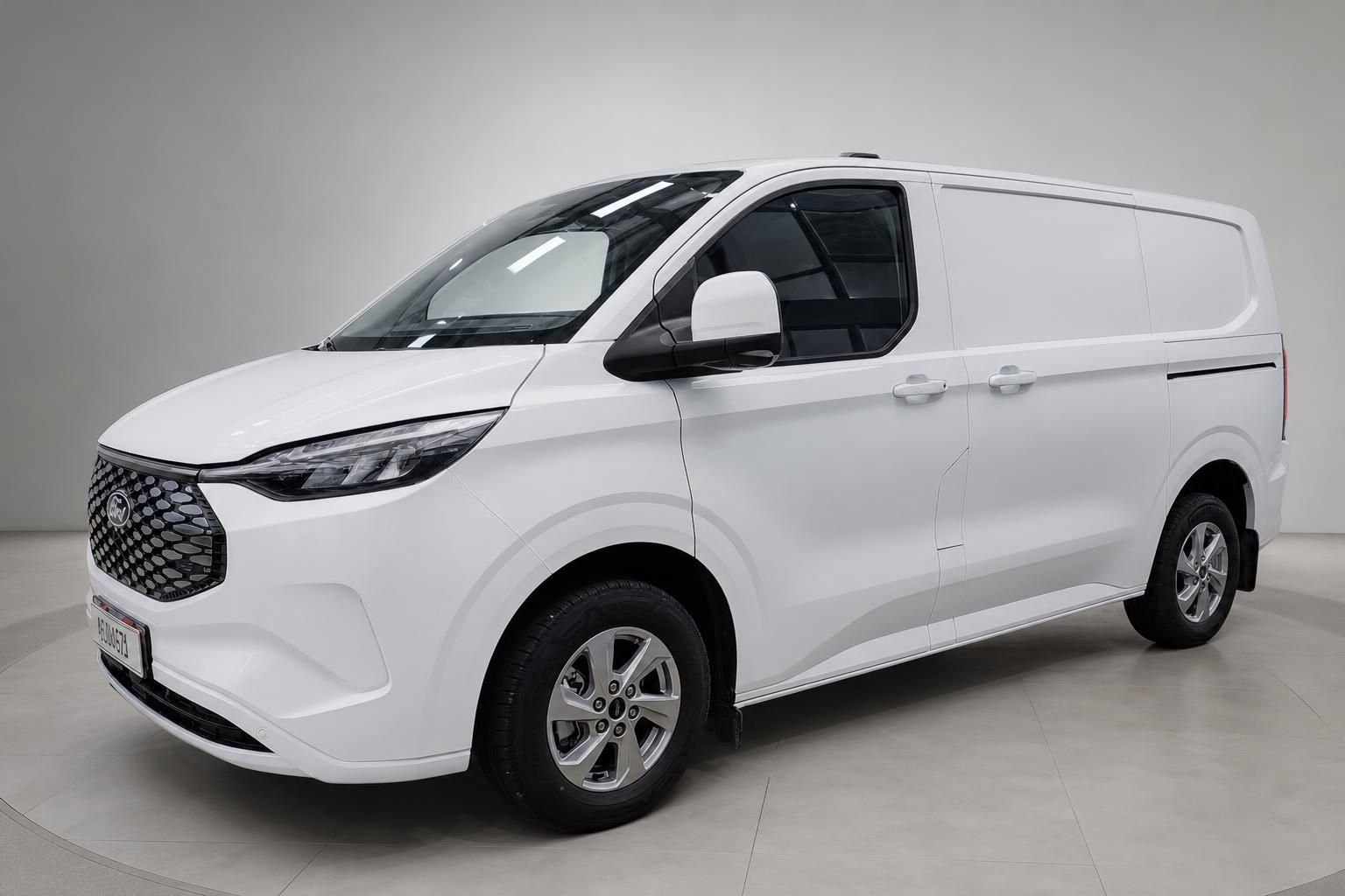 Ford Transit Custom weiß, Frontansicht schräg im Showroom