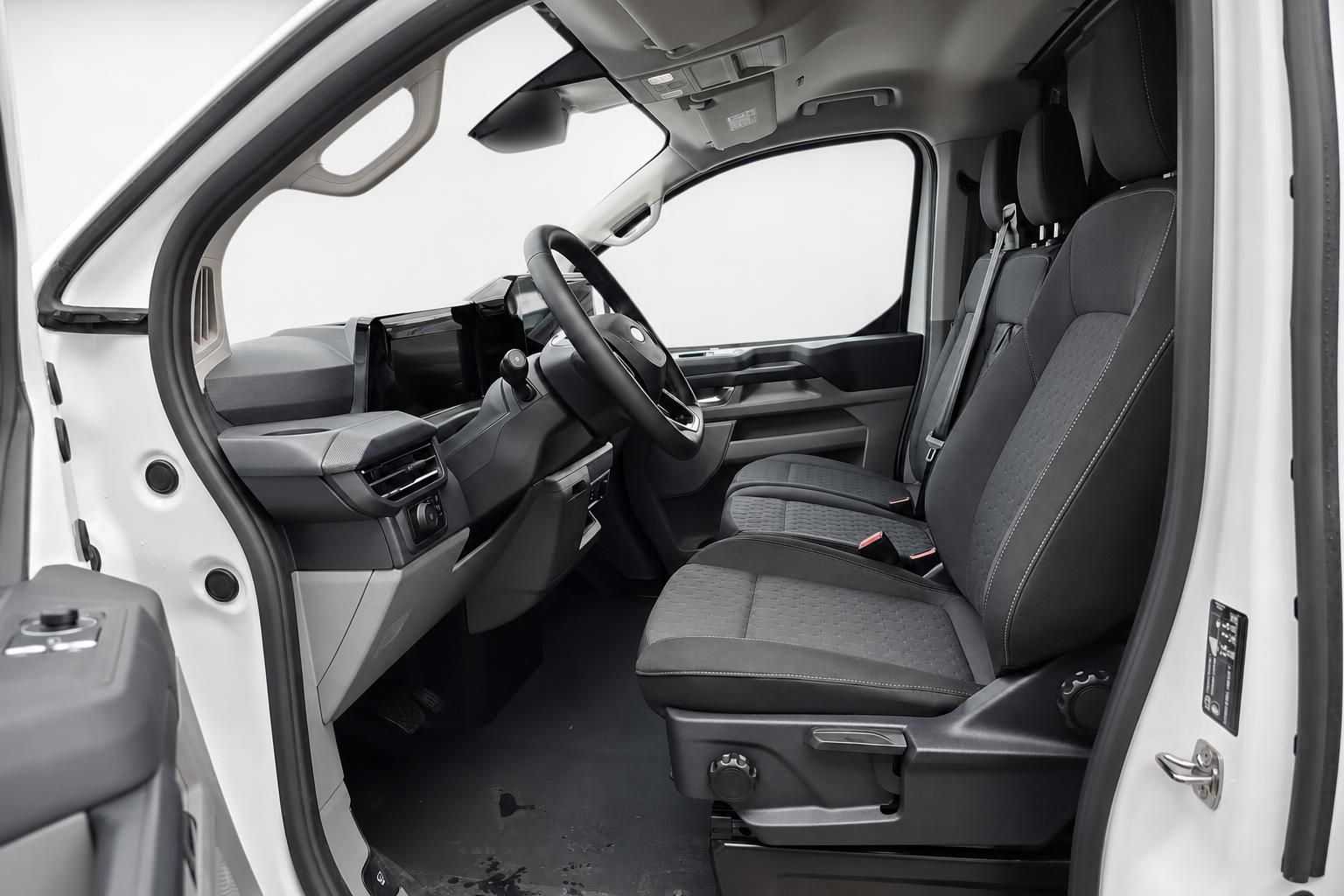 Ford Transit Innenraum mit Fahrersitzen und Cockpit