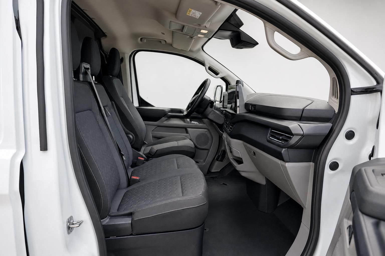 Ford Transit Innenraum Beifahrerseite mit Armaturenbrett