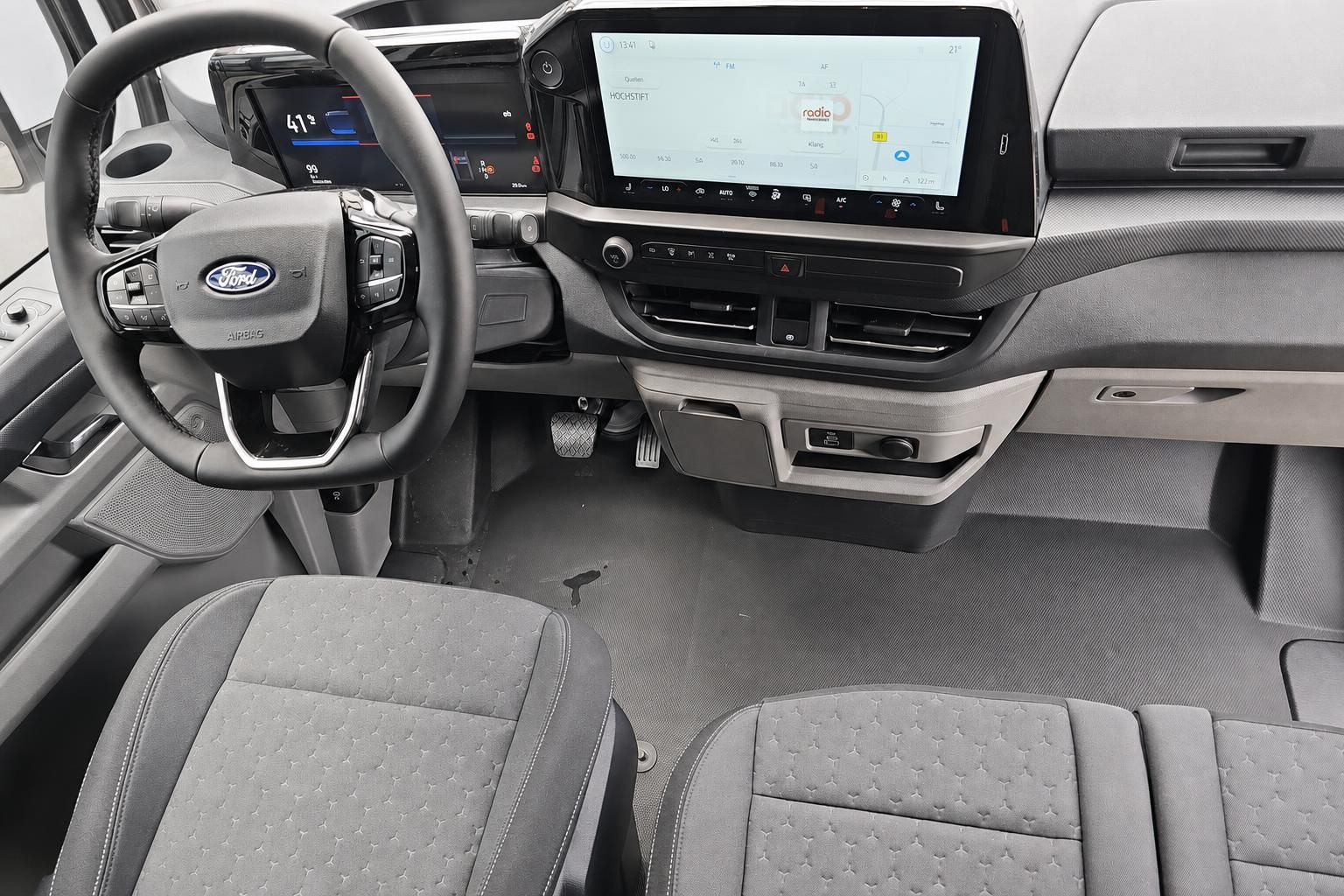 Ford Cockpit mit Lenkrad und Touchscreen Navigation