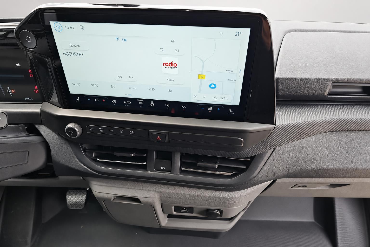 Ford Infotainment Touchscreen mit Navigationskarte im Detail