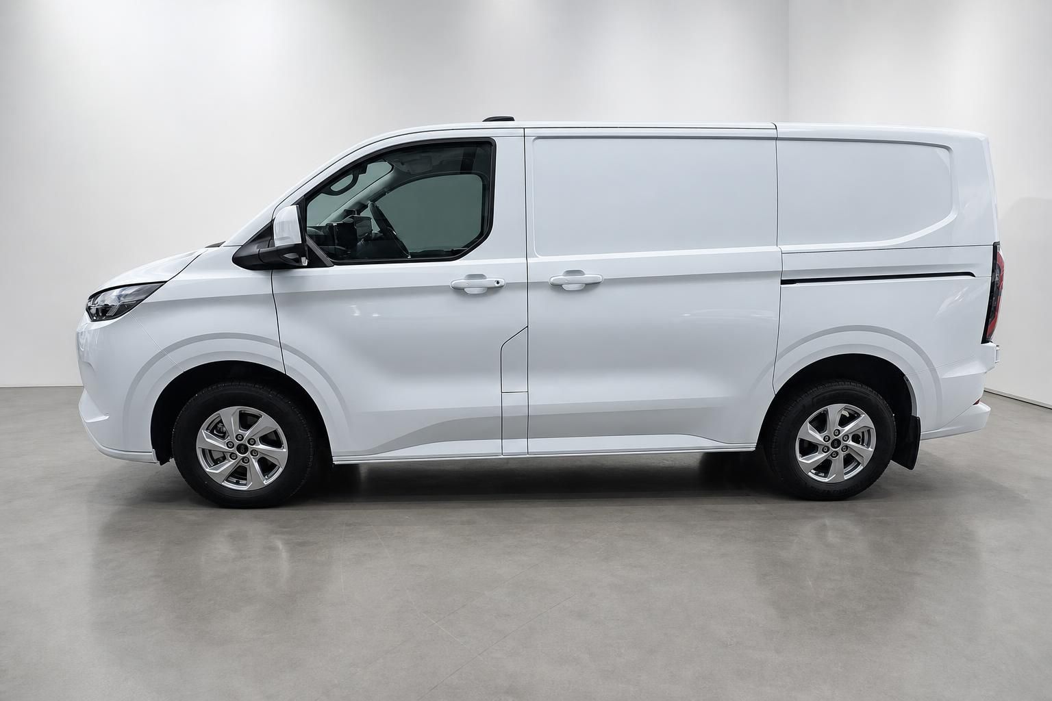 Ford Transit Custom weiß Kastenwagen Seitenansicht Studiofoto