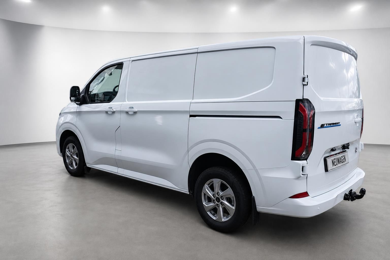 Ford E-Transit Custom weiß Kastenwagen Heck-Seitenansicht