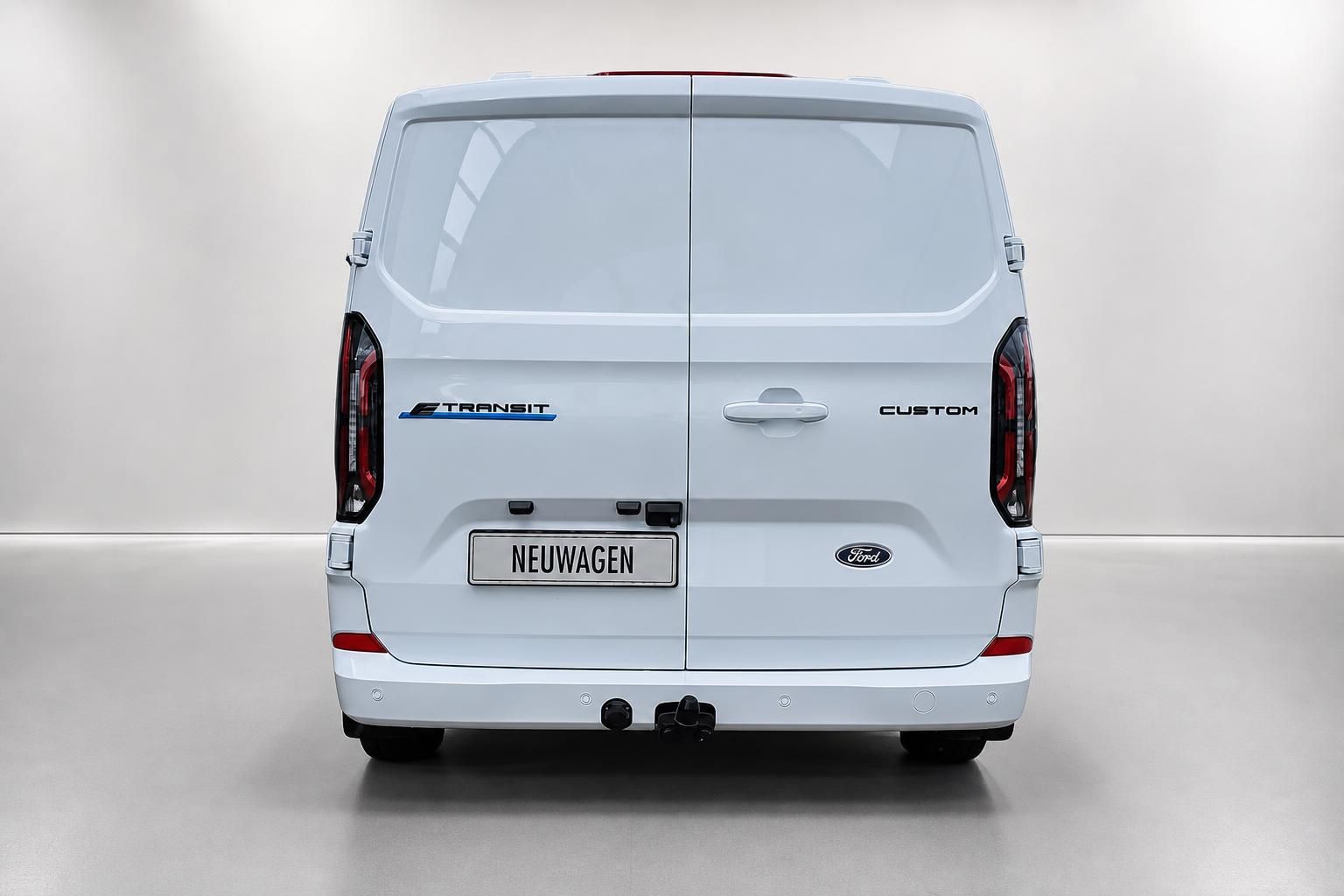 Ford E-Transit Custom weiß Heckansicht Neuwagen Studioaufnahme