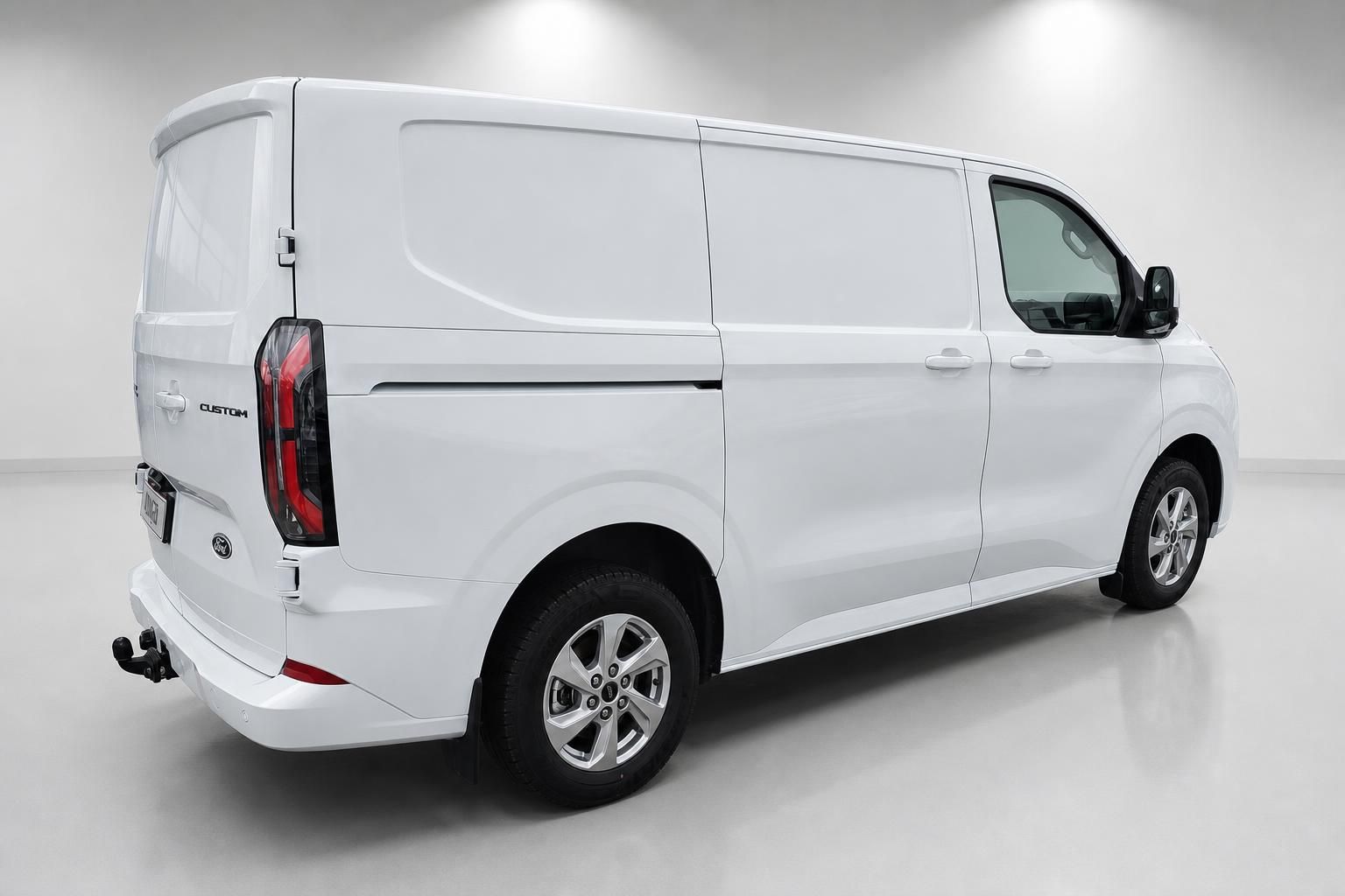 Ford Transit Custom weiß, Heckansicht schräg im Studio