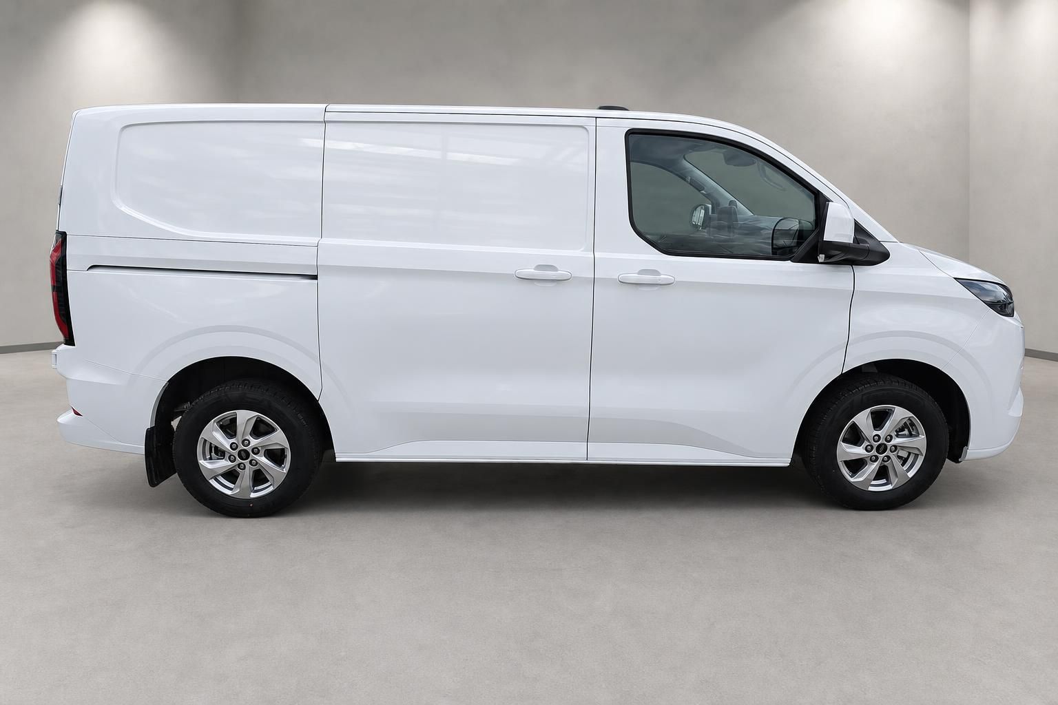 Ford Transit Custom weiß, Seitenansicht im Studio