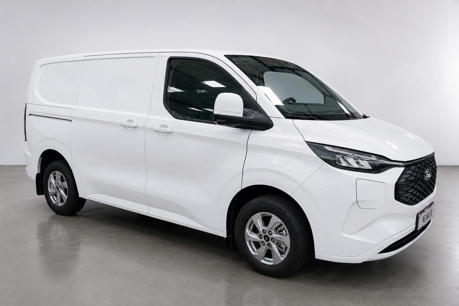 Ford Transit Custom weiß, Frontansicht schräg im Studio