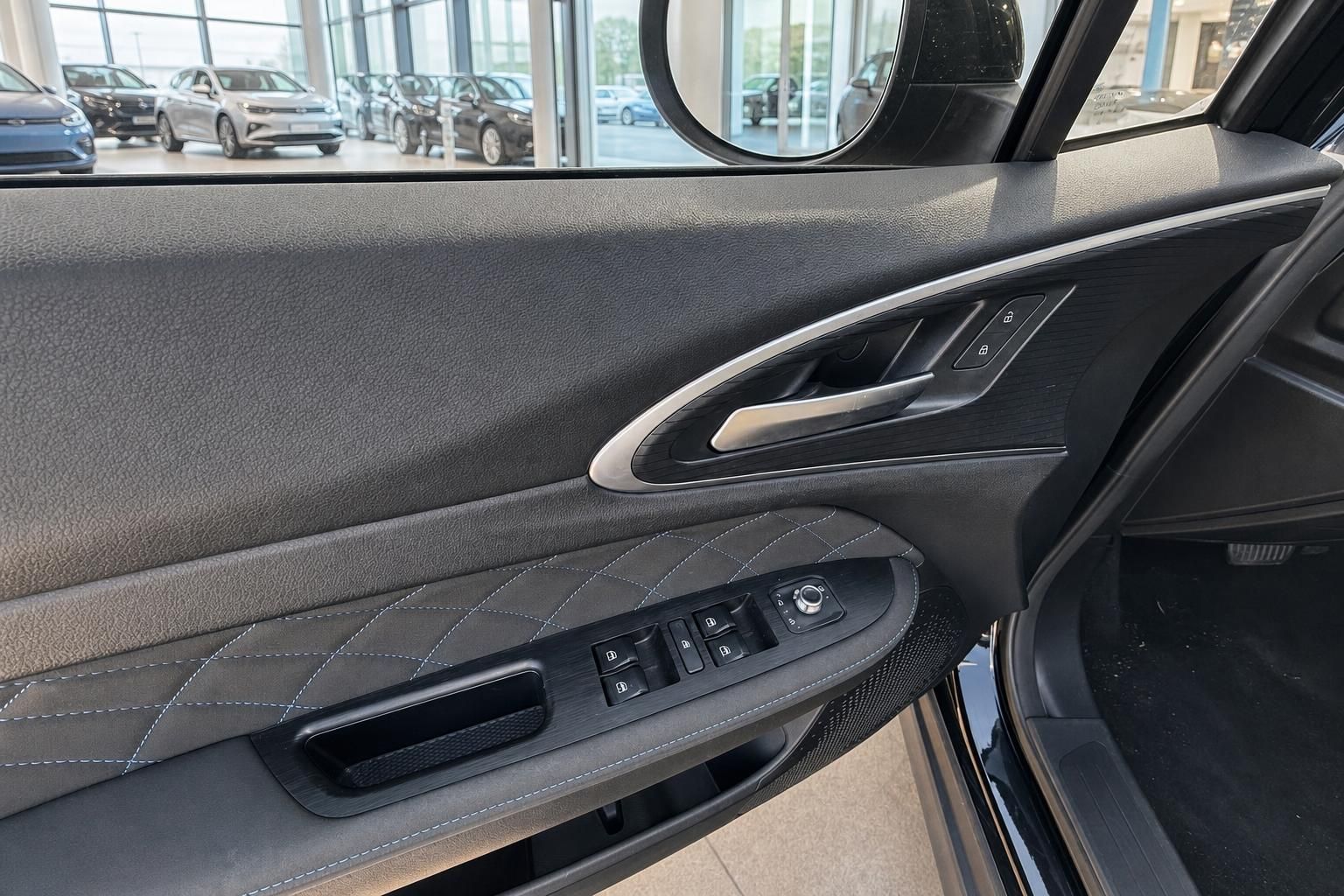 Autotür-Innenverkleidung mit Fensterheber-Bedienung und Ledersitz
