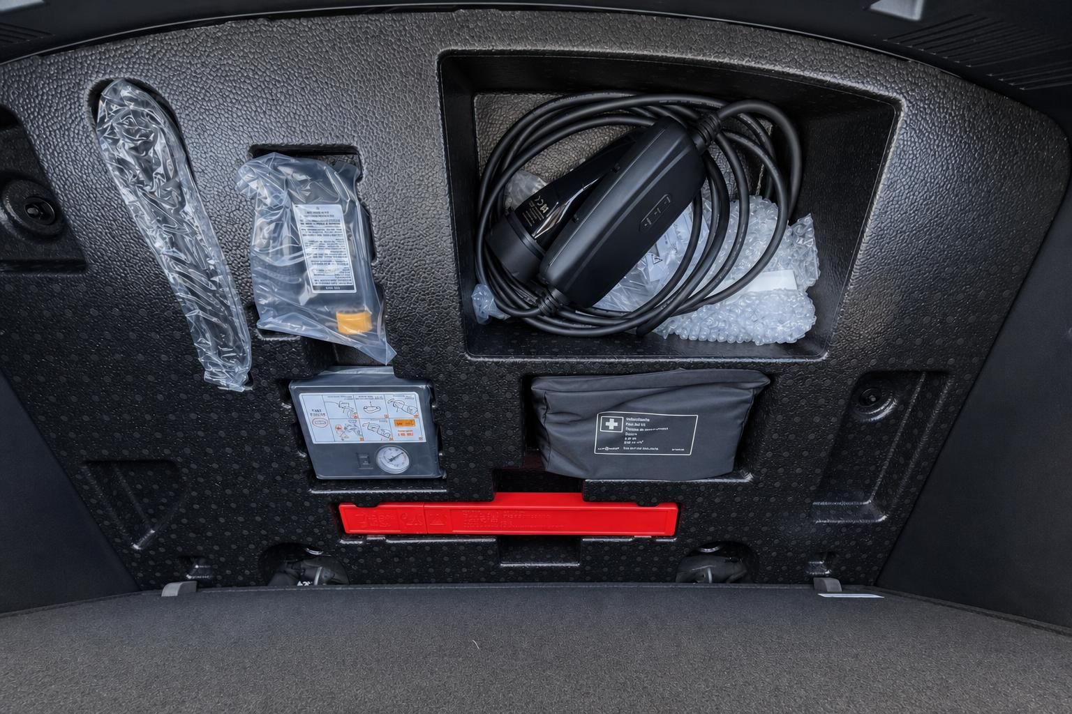 Kofferraum mit Ladekabel und Pannenhilfe Werkzeug-Kit