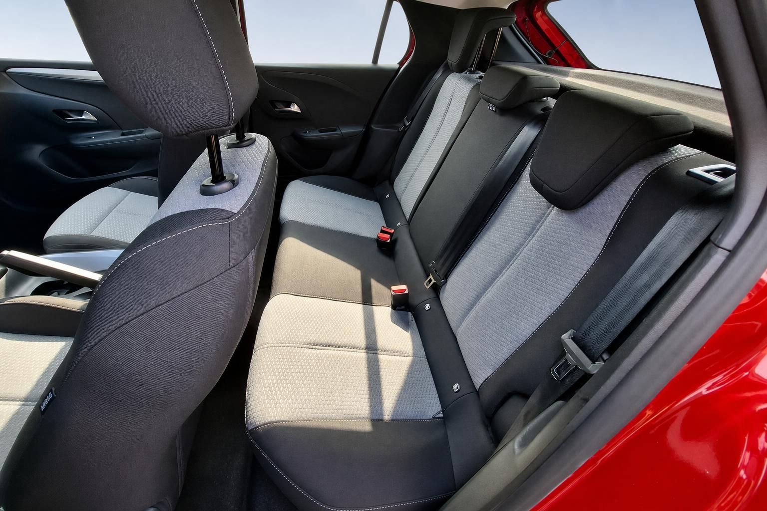 Rücksitze im Opel Corsa mit Stoffbezug und Sicherheitsgurten