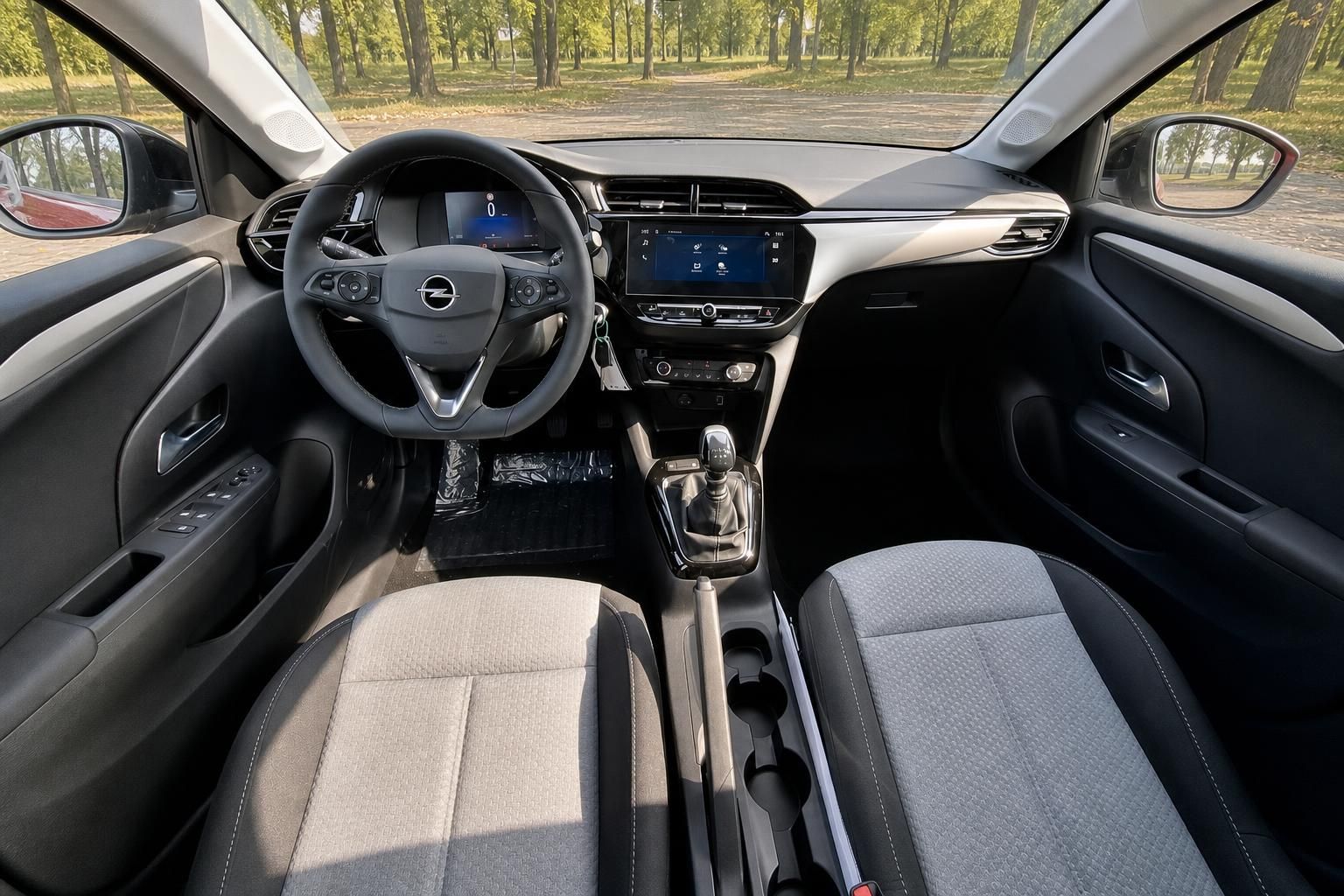 Opel Innenraum mit Cockpit, Lenkrad und Sitzen im Detail