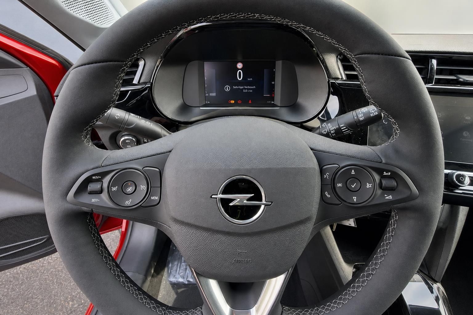Opel Lenkrad mit digitalem Kombiinstrument und Bedienelementen