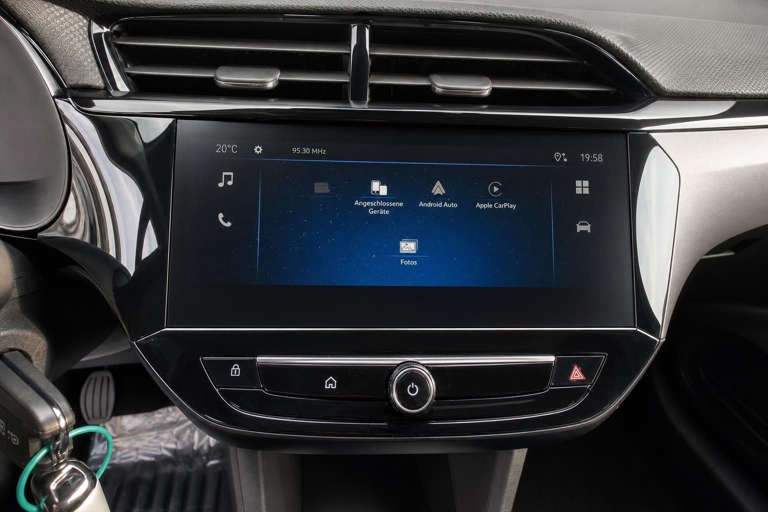 Opel Infotainment-Display mit Apple CarPlay und Android Auto