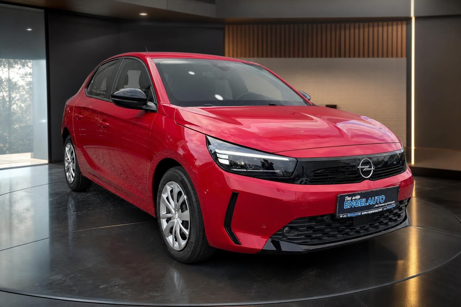 Opel Corsa rot Frontansicht schräg im Autohaus