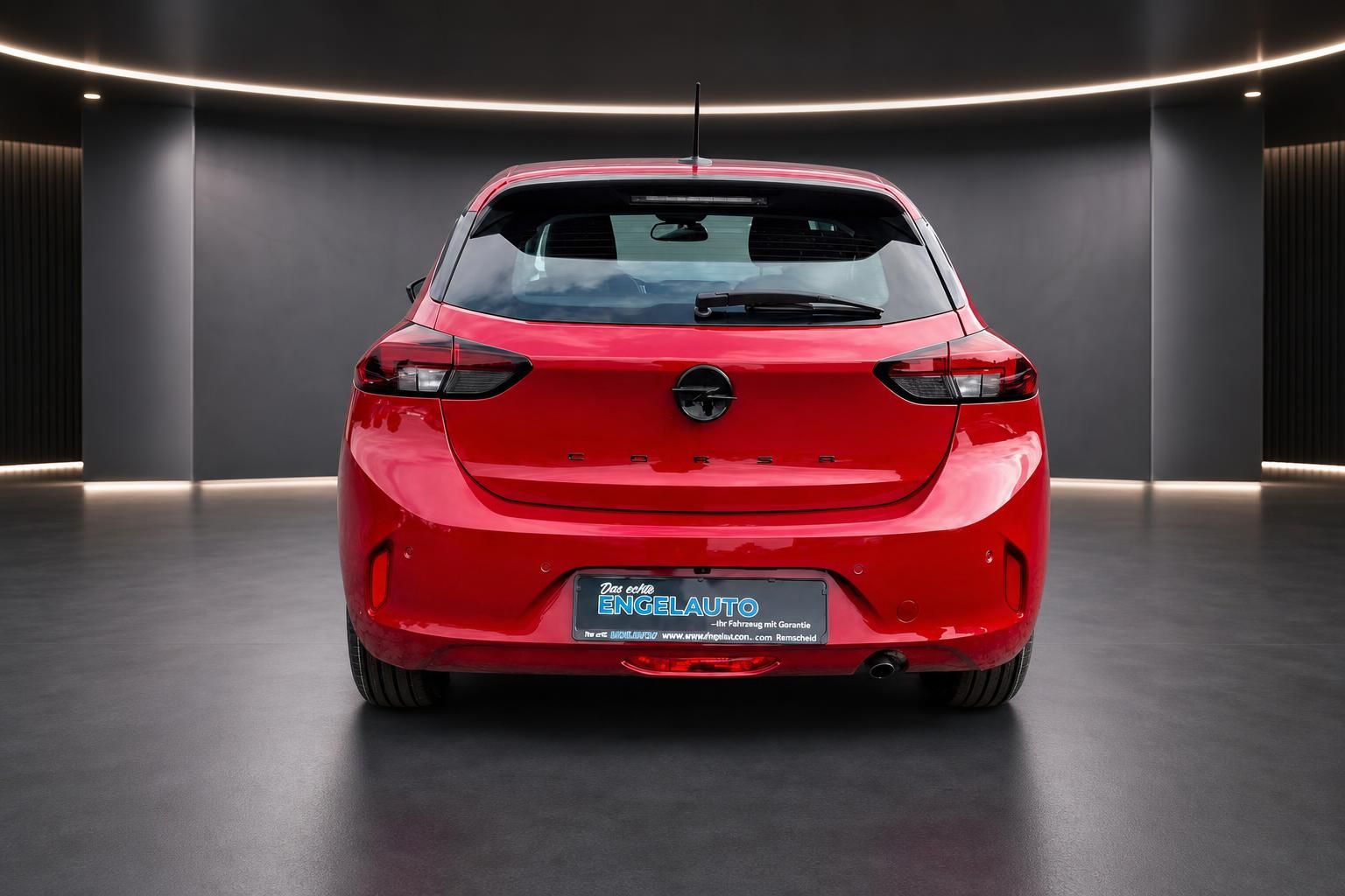 Opel Corsa rot Heckansicht im Studio mit Autohaus Kennzeichenhalter