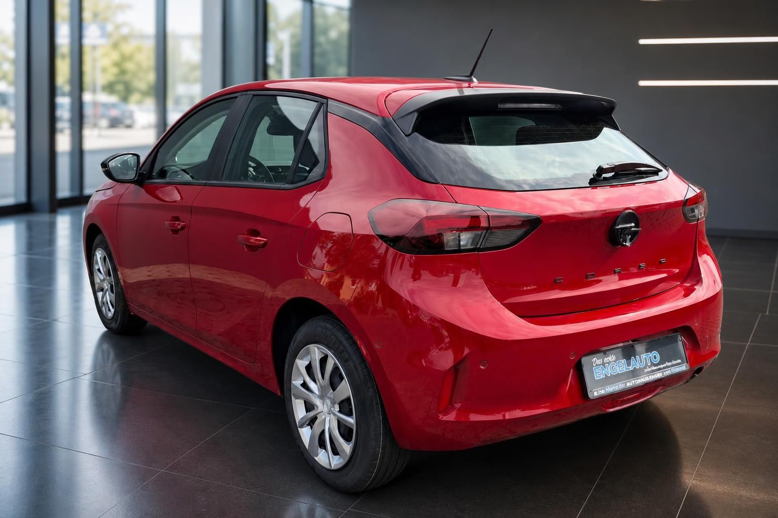 Roter Opel Corsa Heckansicht mit Kennzeichenhalter Engelauto