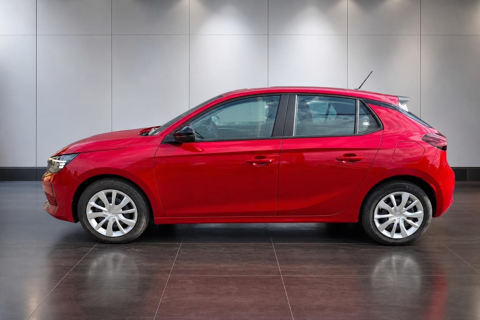 Roter Opel Corsa Seitenansicht in moderner Fahrzeugausstellung