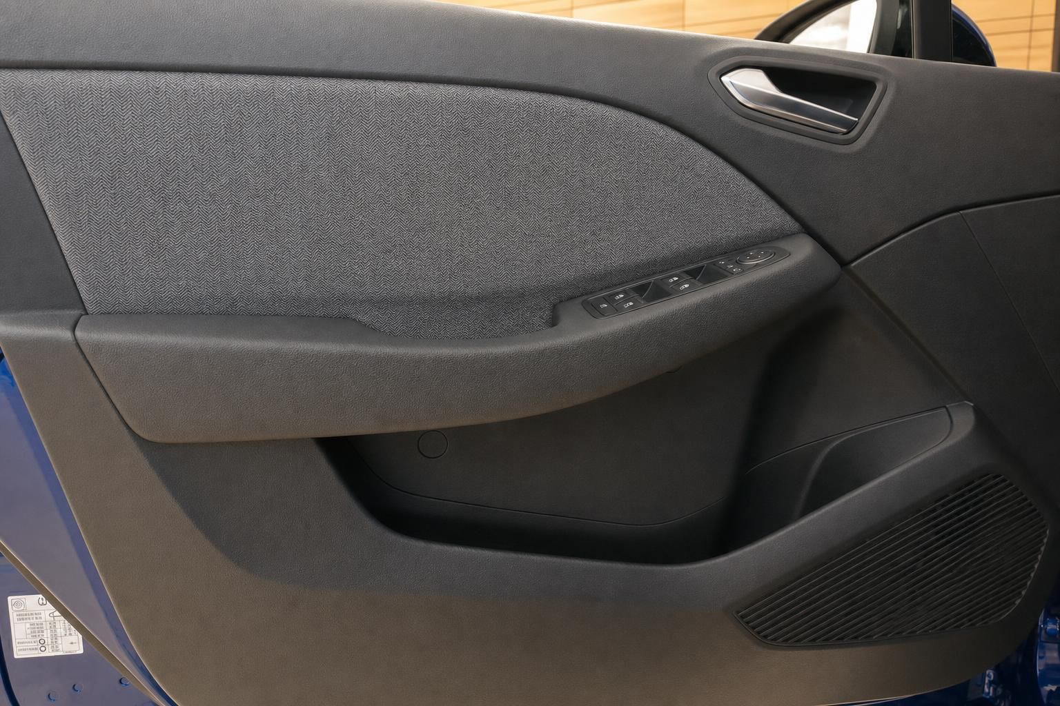 Türverkleidung mit Fensterhebern im Innenraum des blauen Renault