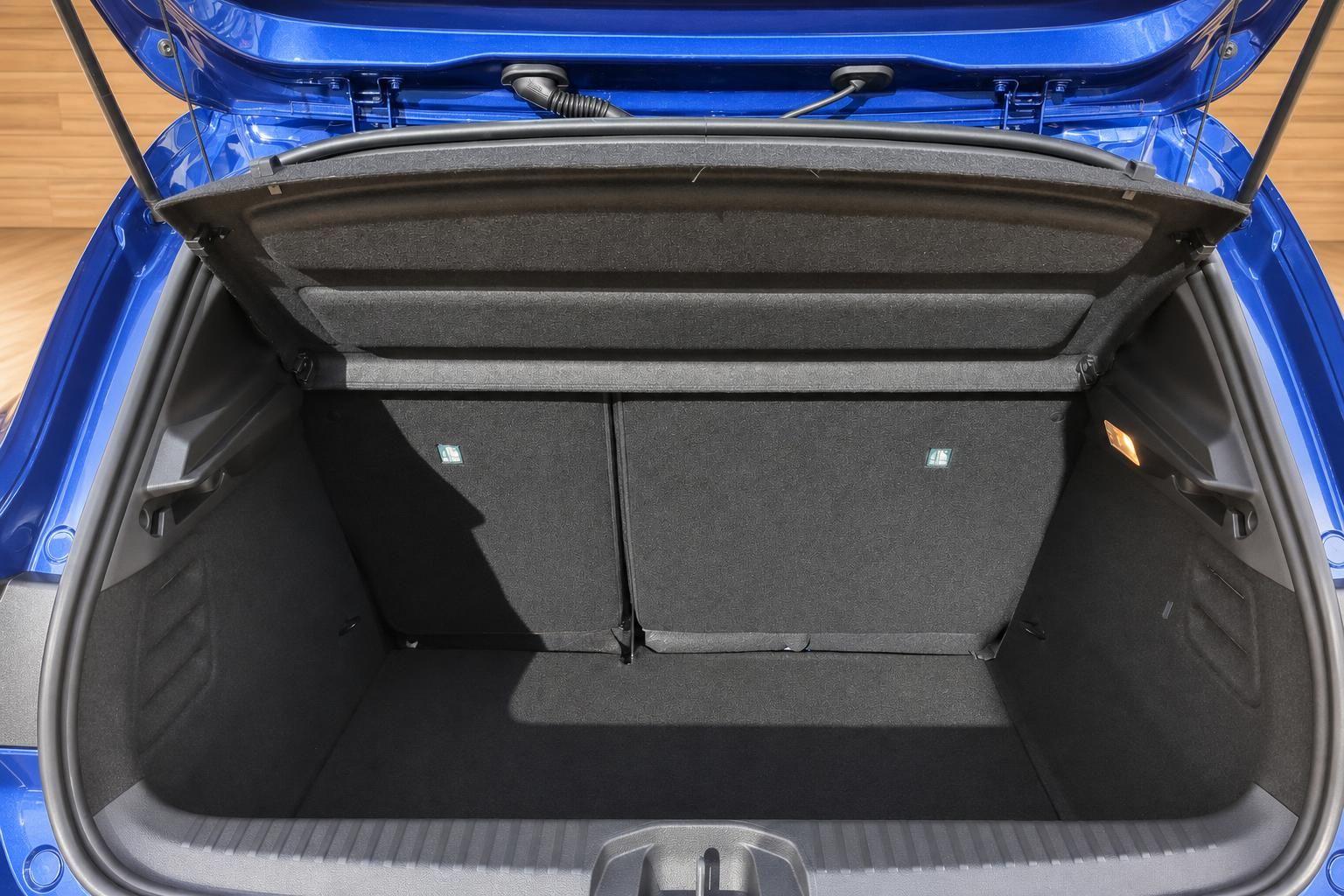 Offener Kofferraum eines blauen Renault mit großzügigem Ladevolumen