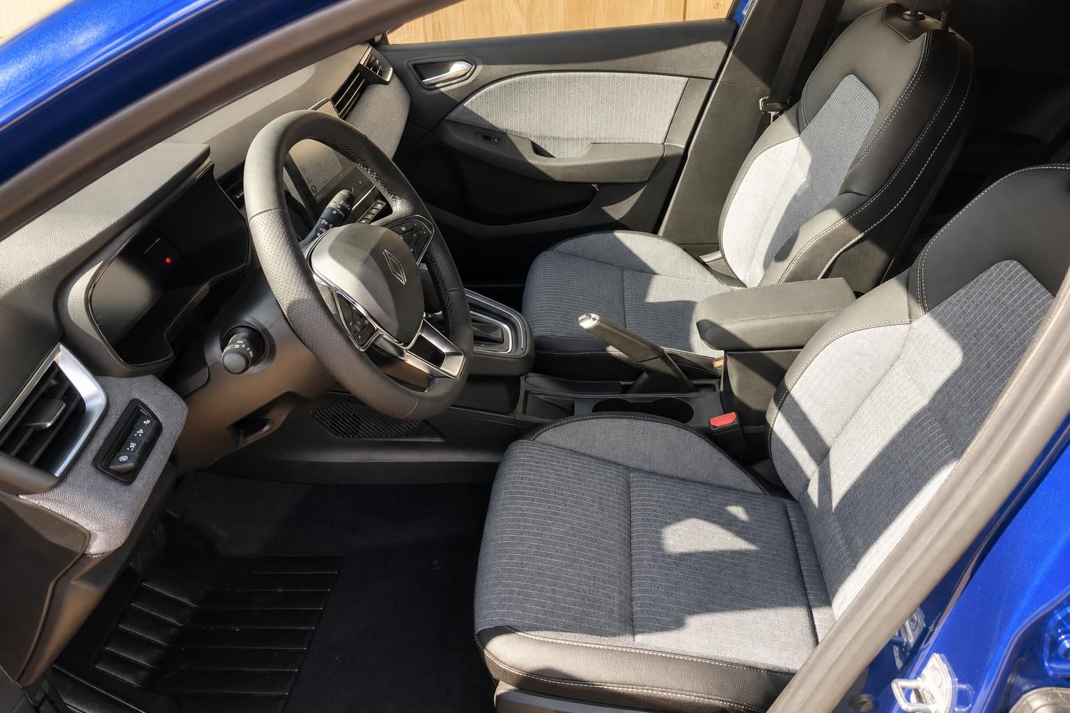 Blick auf Fahrersitz, Lenkrad und Cockpit eines blauen Renault