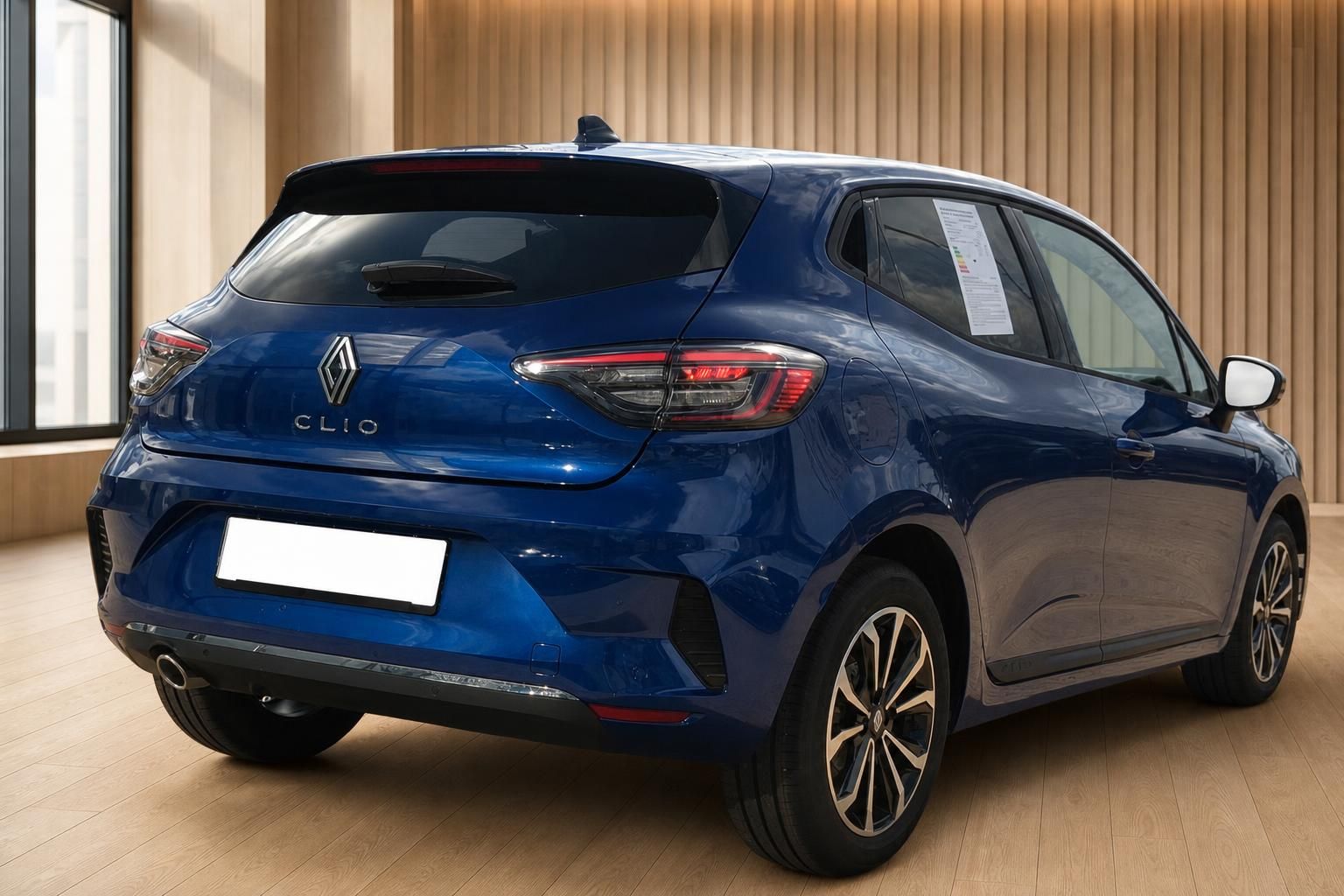 Renault Clio blau, Heckansicht im Autohaus-Showroom