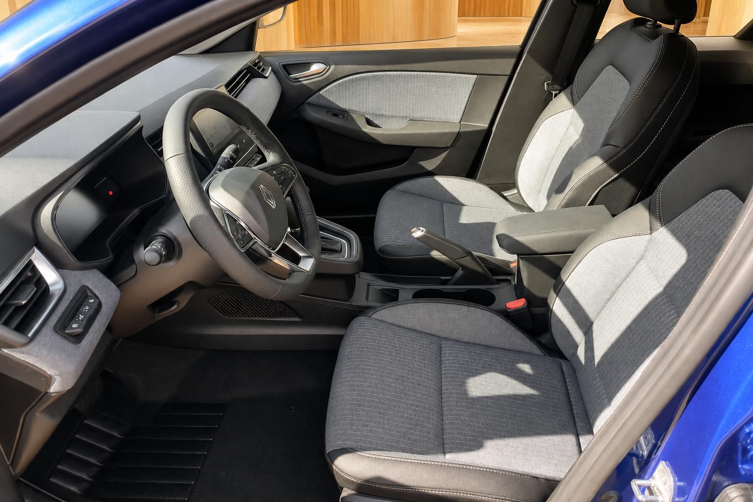 Renault Clio Innenraum mit Vordersitzen und Armaturenbrett