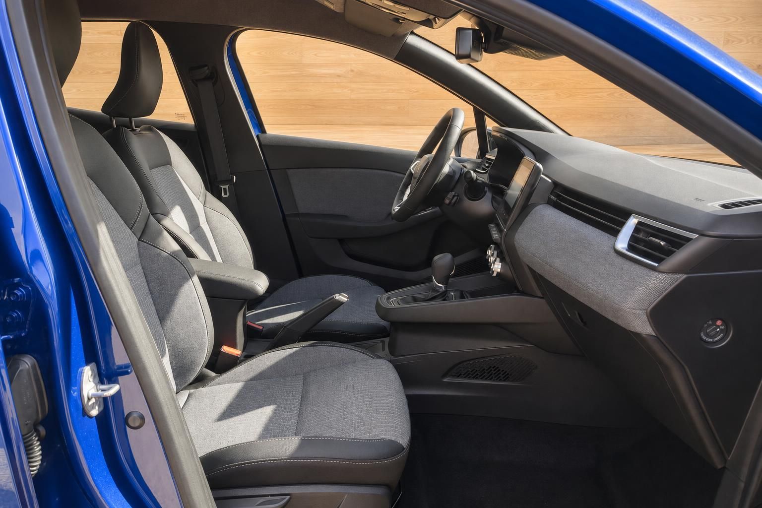 Blauer Renault Innenraum mit Vordersitzen und Cockpit im Detail