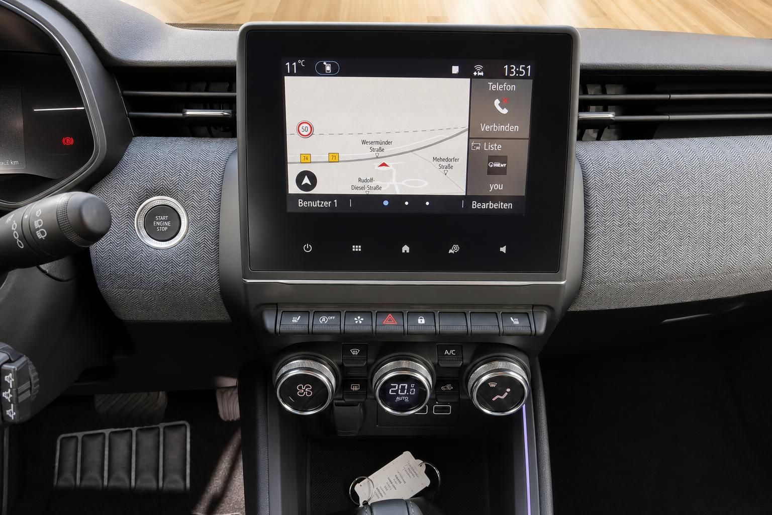 Renault Infotainment Touchscreen mit Navigation und Klimabedienung